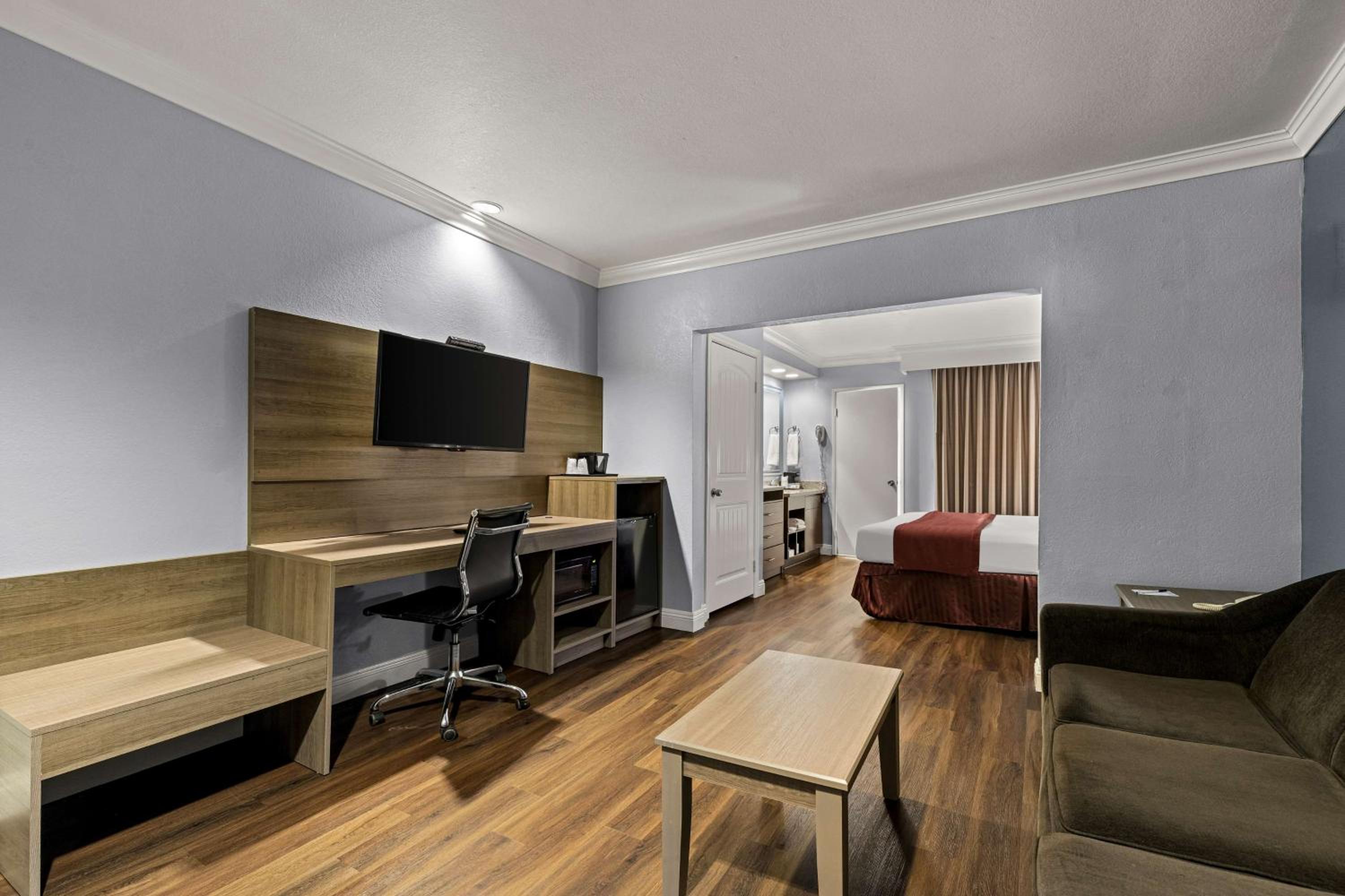King Suite with Balcony - Non-Smoking - Photo 2
