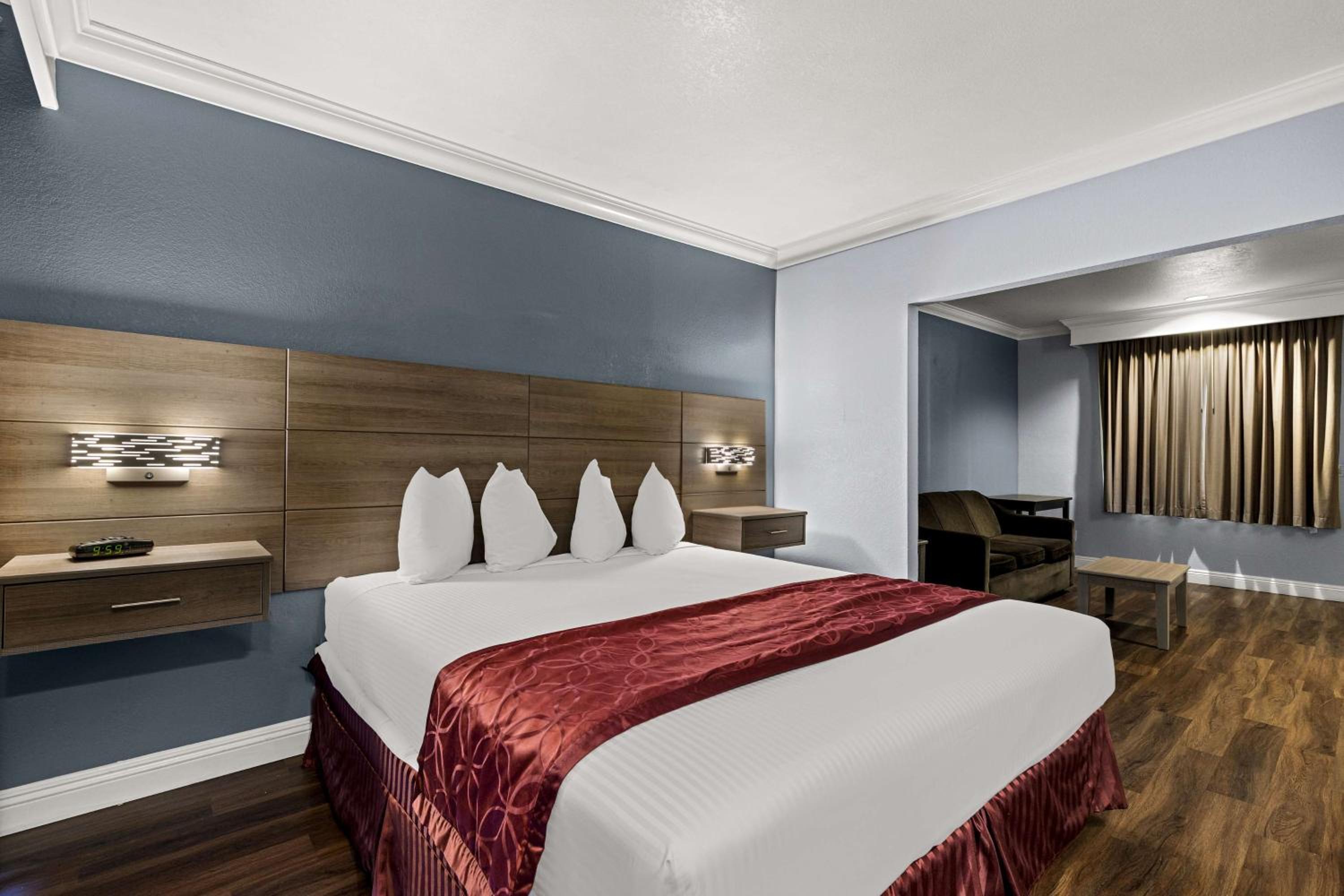 King Suite with Balcony - Non-Smoking - Photo 5