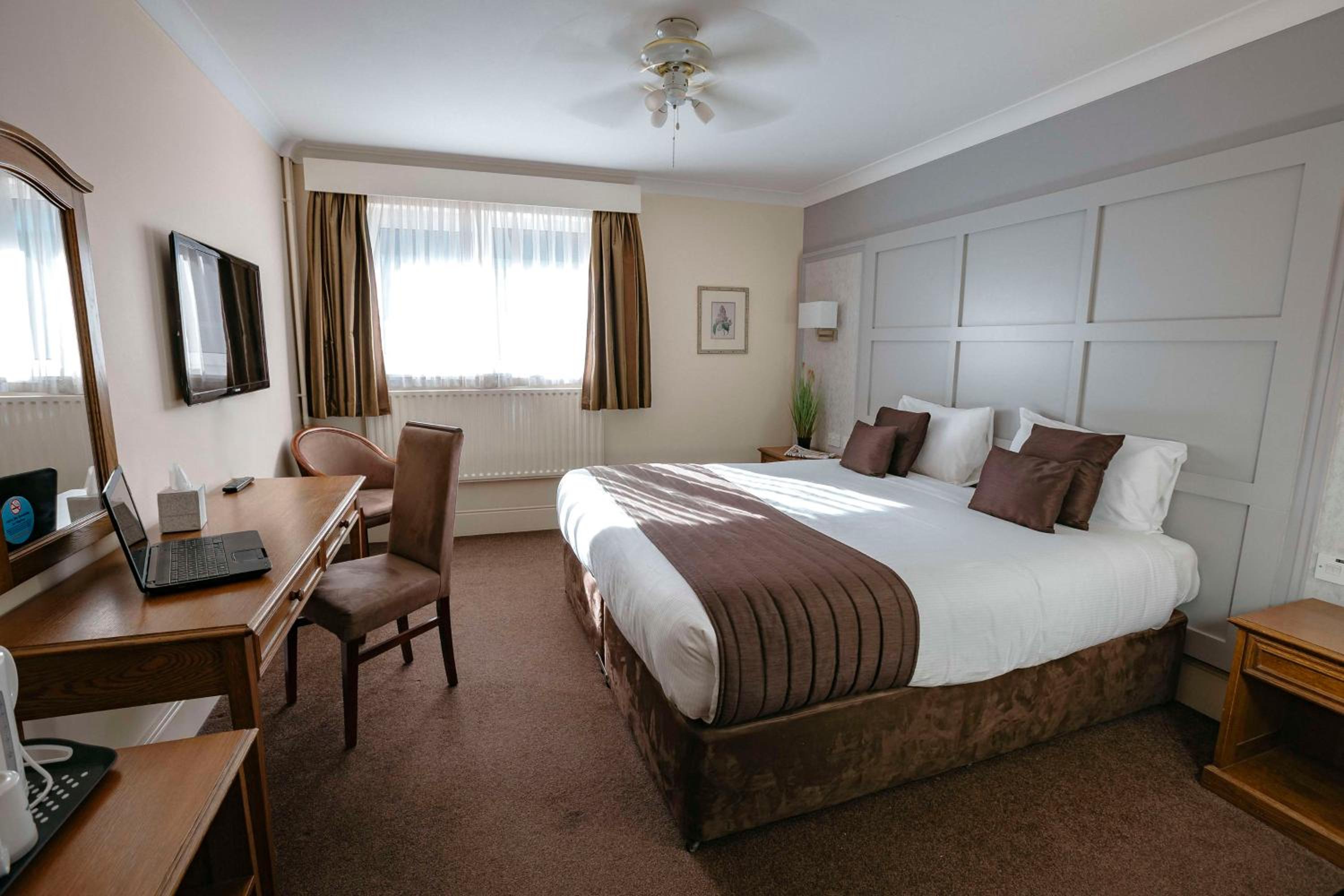 Executive King Room - Non-Smoking - Photo 2