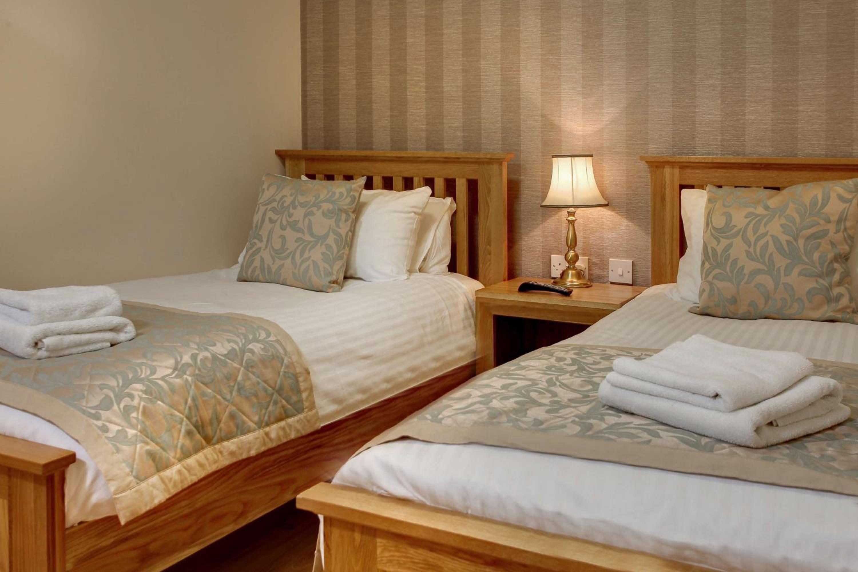 Family Room with One Double Bed and Two Single Beds - Non-Smoking - Photo 1