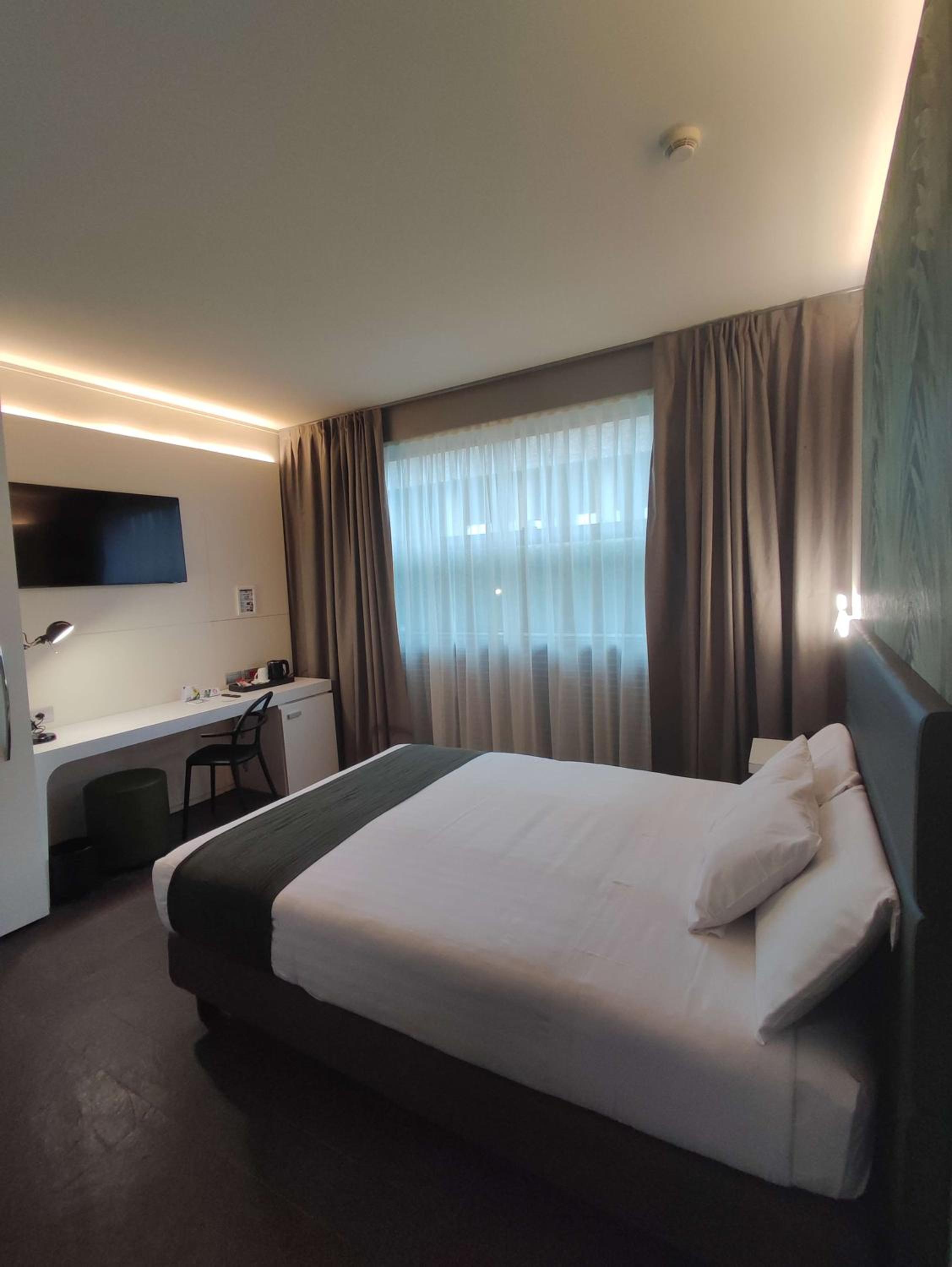Standard Double Room with Roll-in Shower - Disability Access photo 1