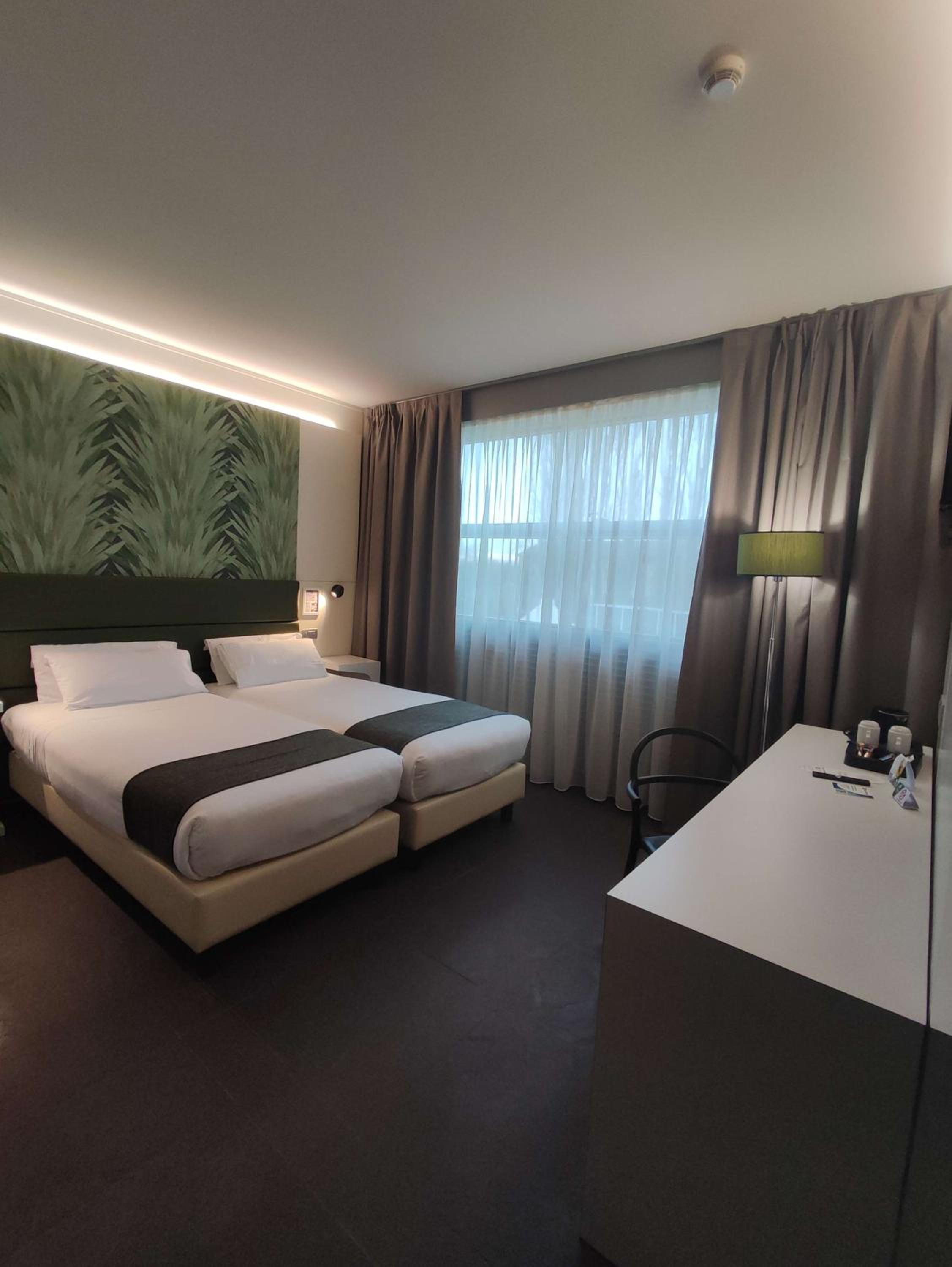 Standard Twin Room - Non-Smoking - Photo 1