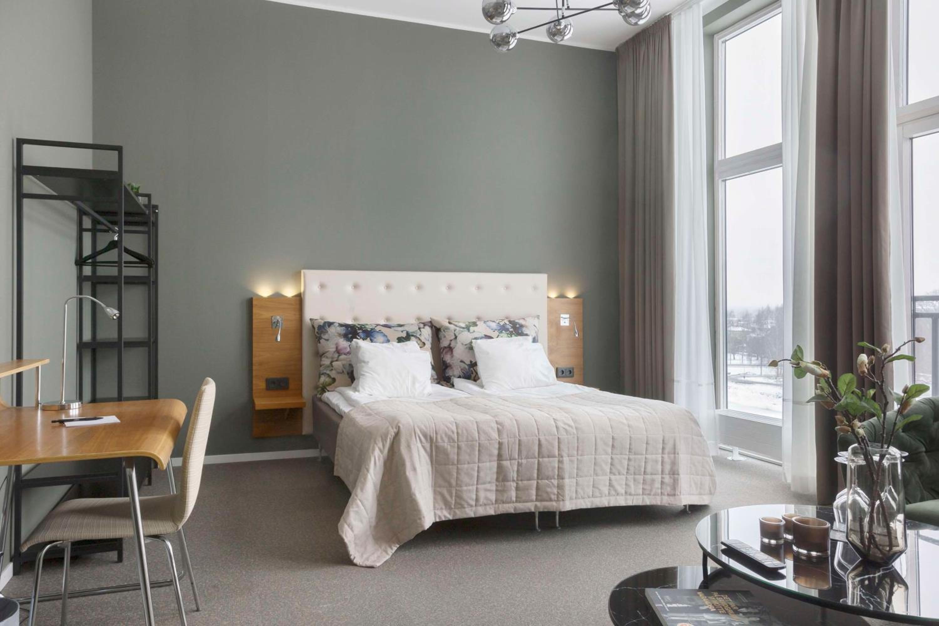 Studio with Two Single Beds, Sofa Bed and Sea View - Non-Smoking photo 1