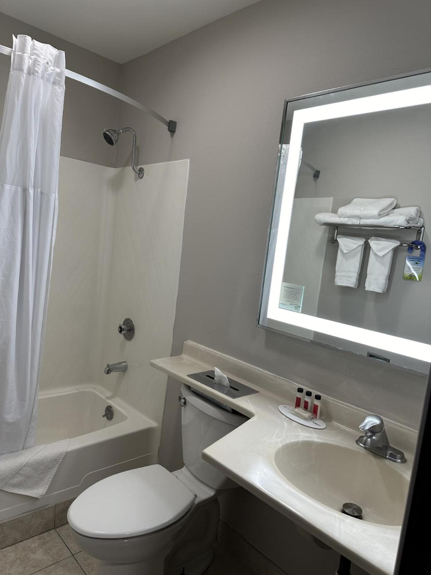 Double Room with Two Double Beds - Non-Smoking - Photo 4
