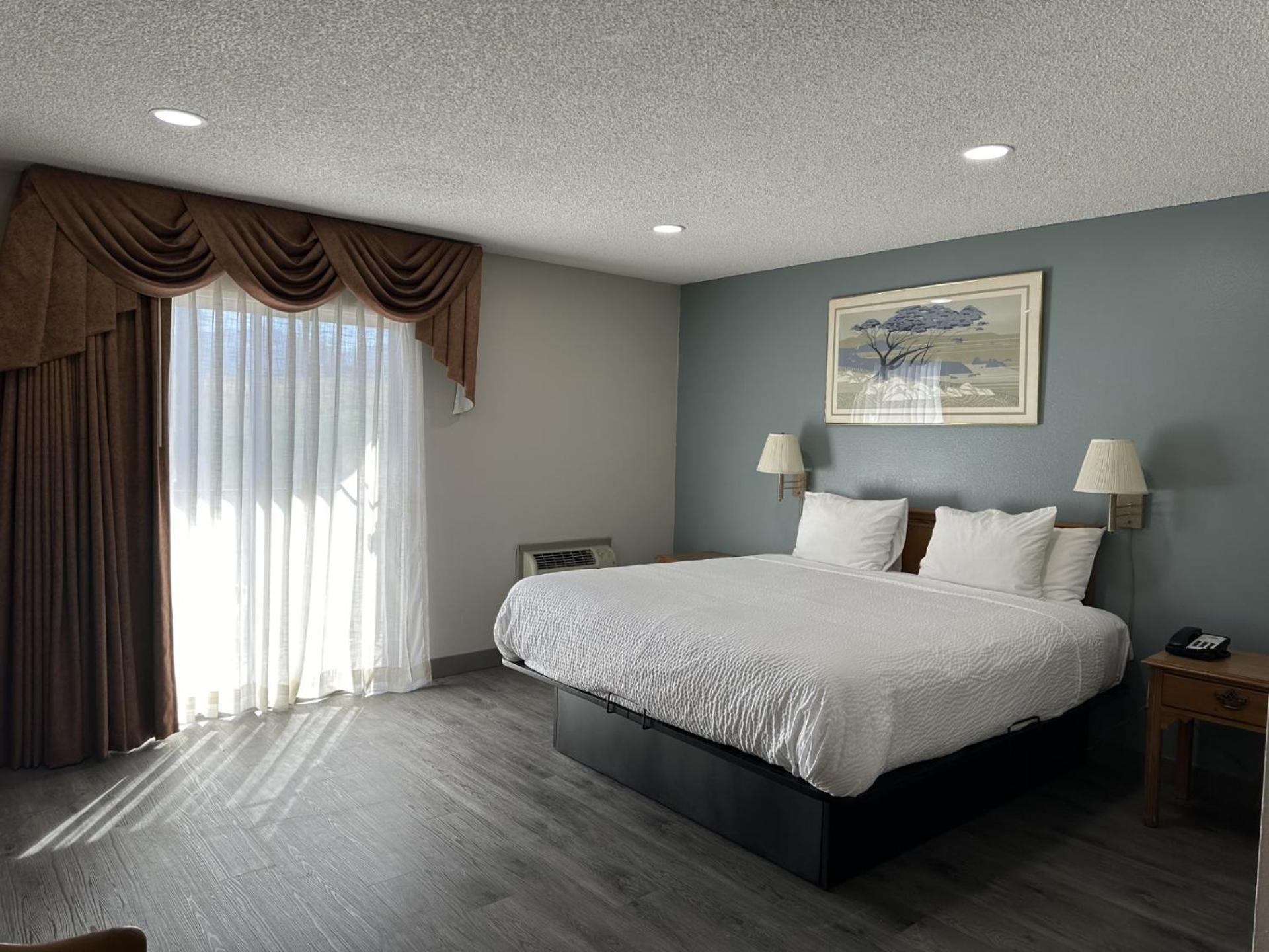 King Room - Non-Smoking - Photo 2