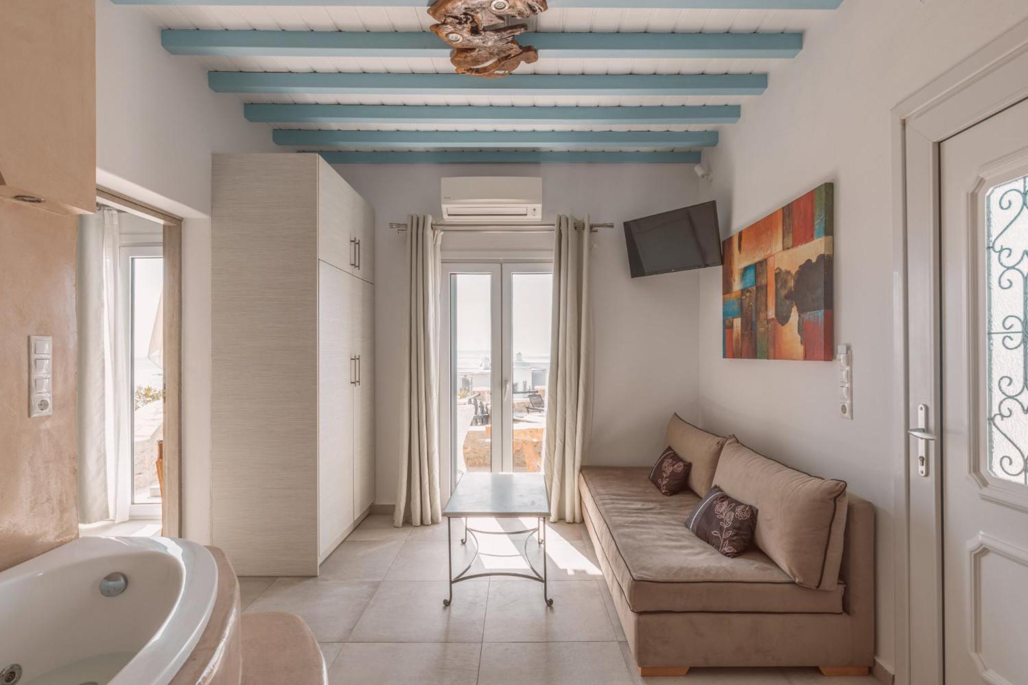 Superior Suite with Indoor Spa Bath and Panoramic Sea View photo 2