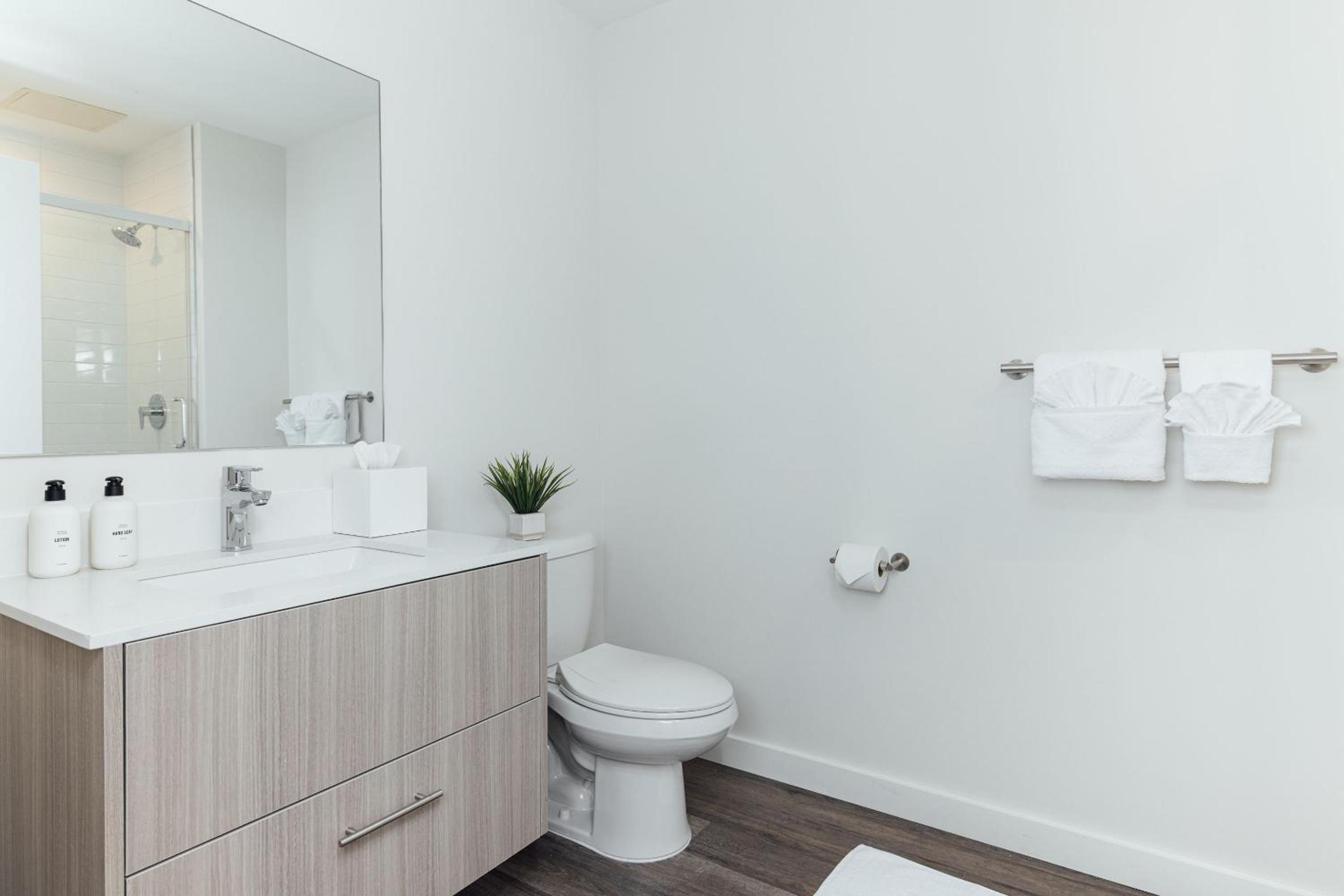 Queen Studio - Disability Access (Self Check-in with Virtual Front Desk) photo 3