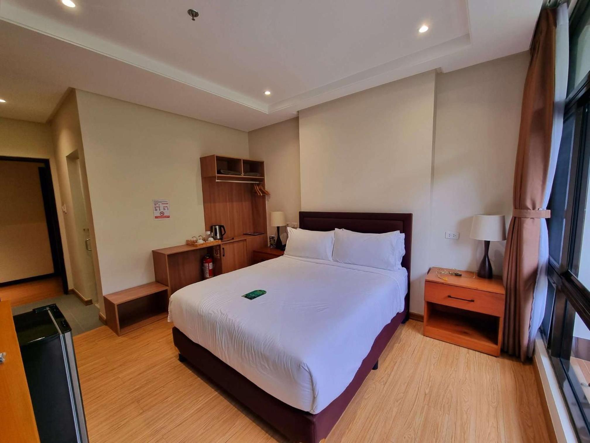 Deluxe Queen Room - Photo 2
