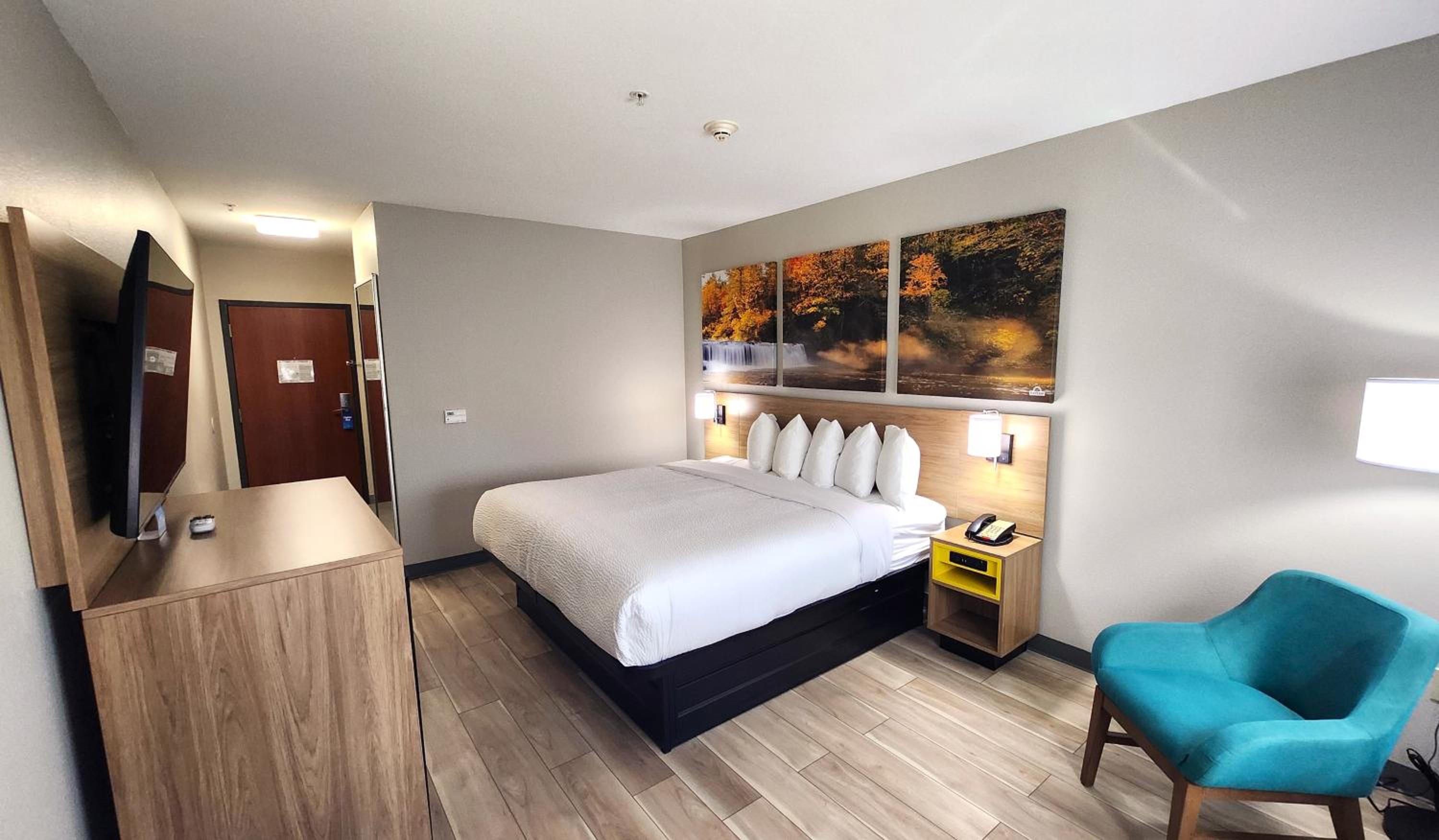 King Room - Non-Smoking - Photo 3