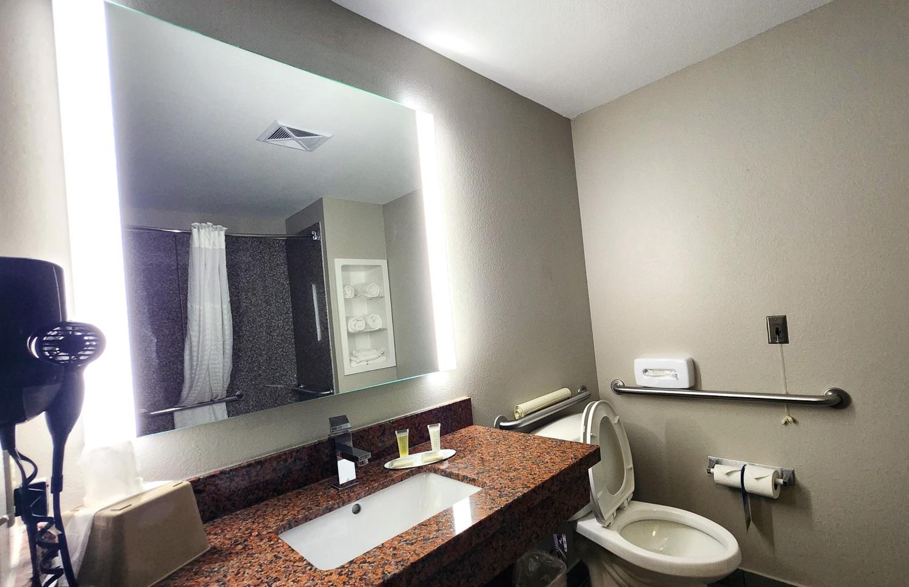 Deluxe Queen Room with Two Queen Beds -Disability Access - Non-Smoking photo 2