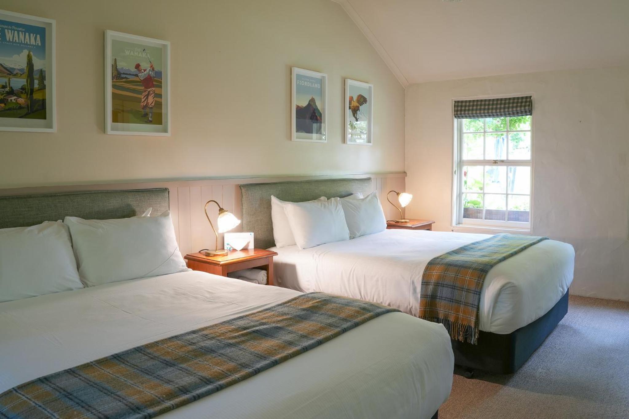 Queen Room with Two Queen Beds photo 2