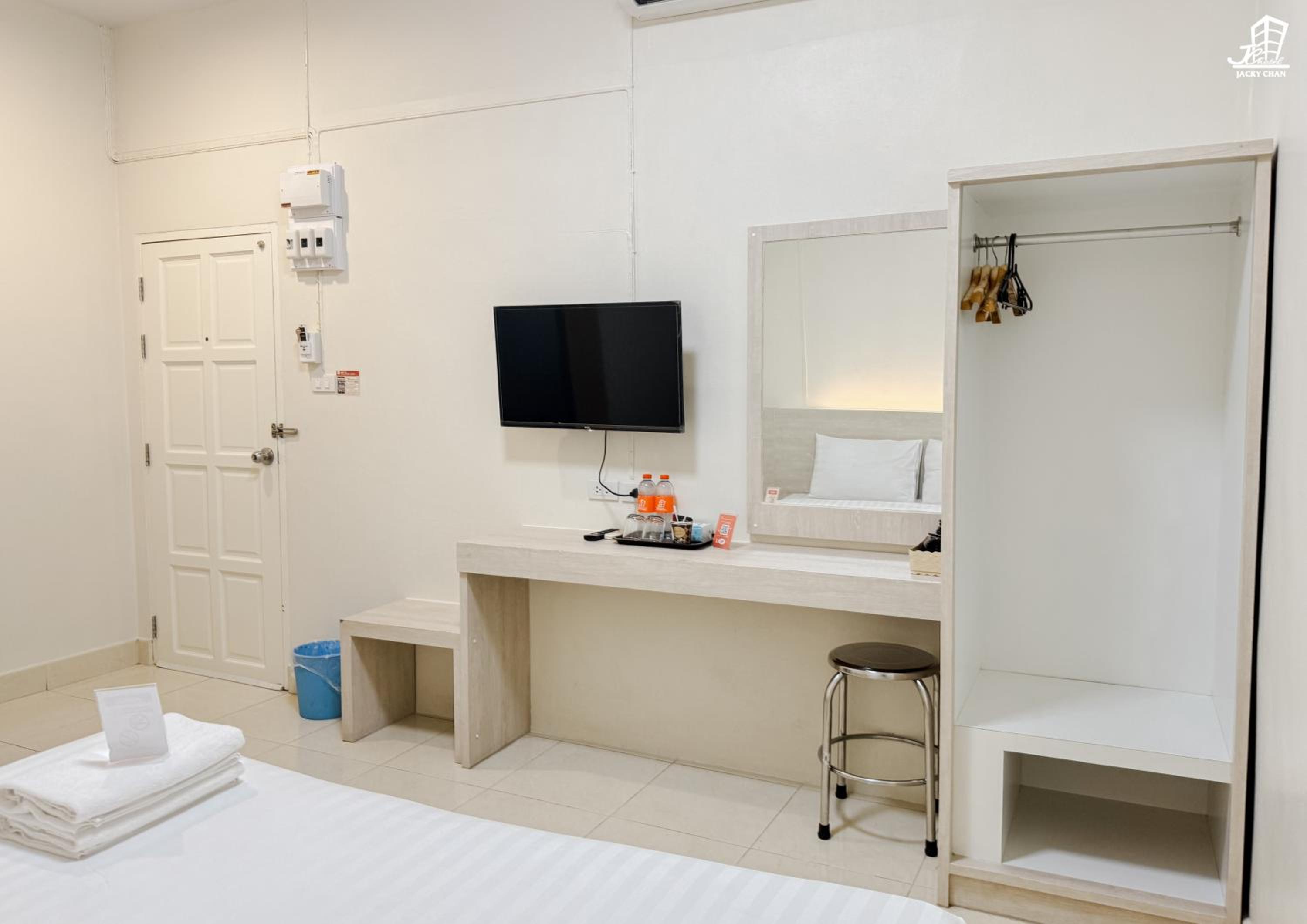 Deluxe King Room - Photo 2