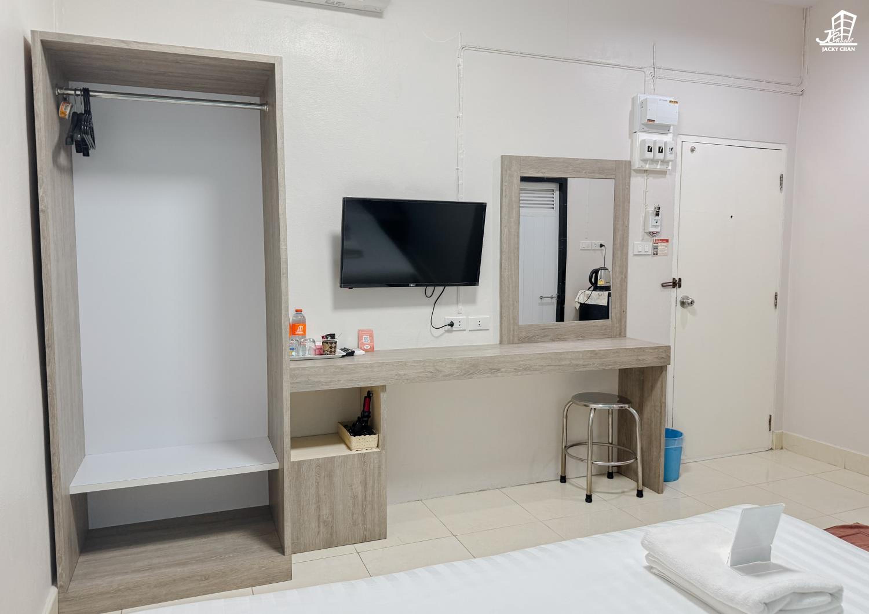 Deluxe King Room - Photo 8