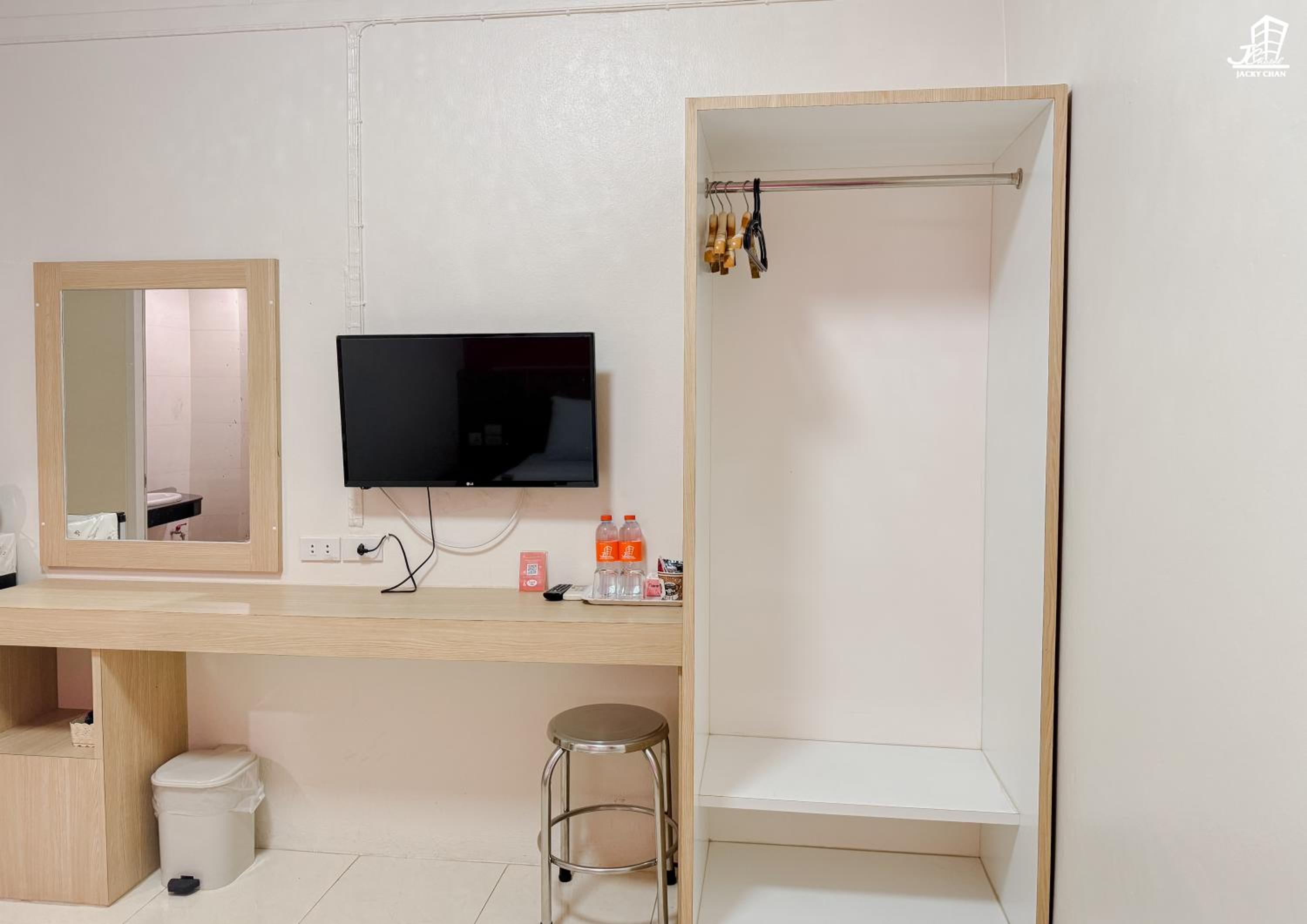 Deluxe King Room - Photo 13