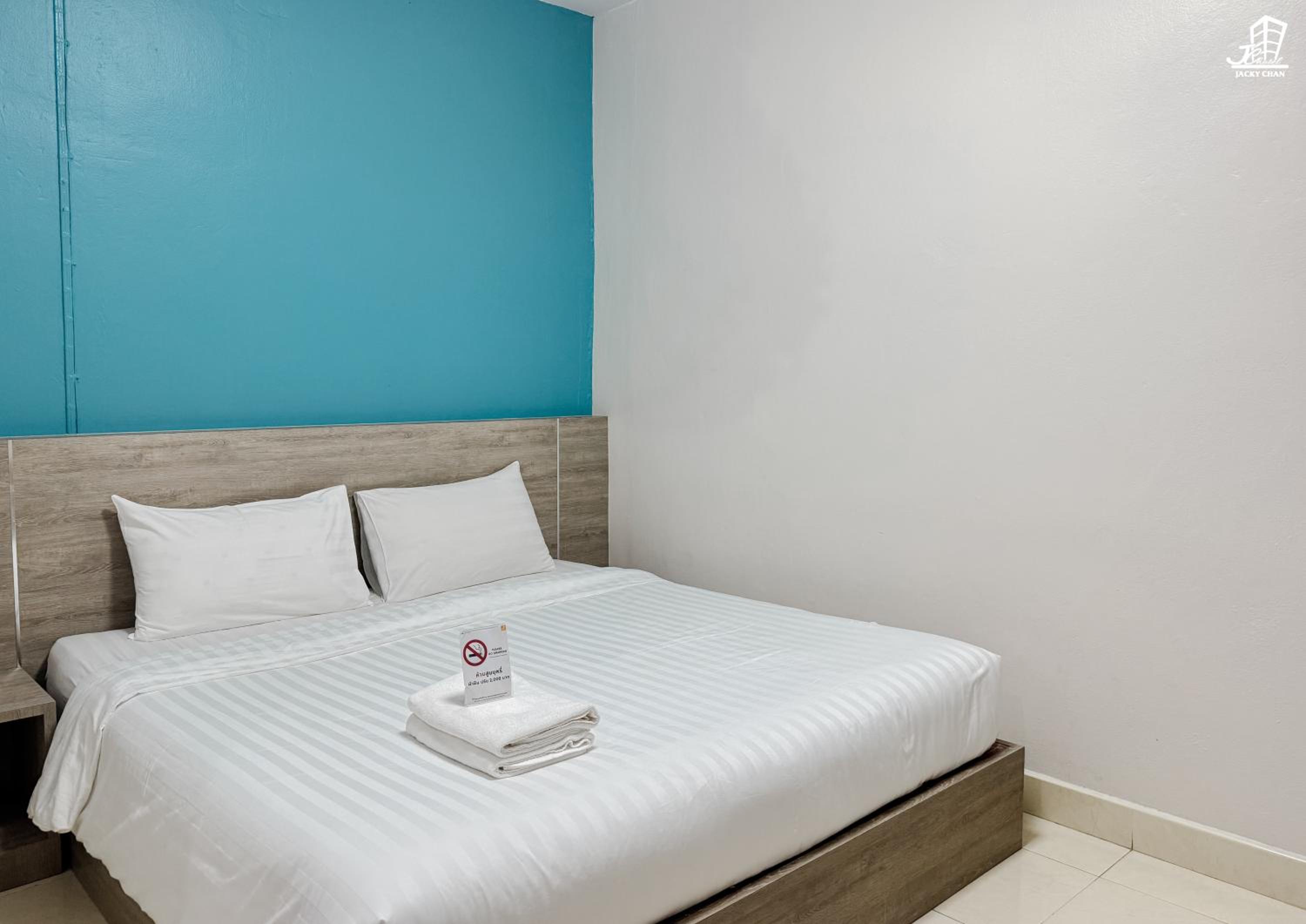 Deluxe King Room - Photo 7