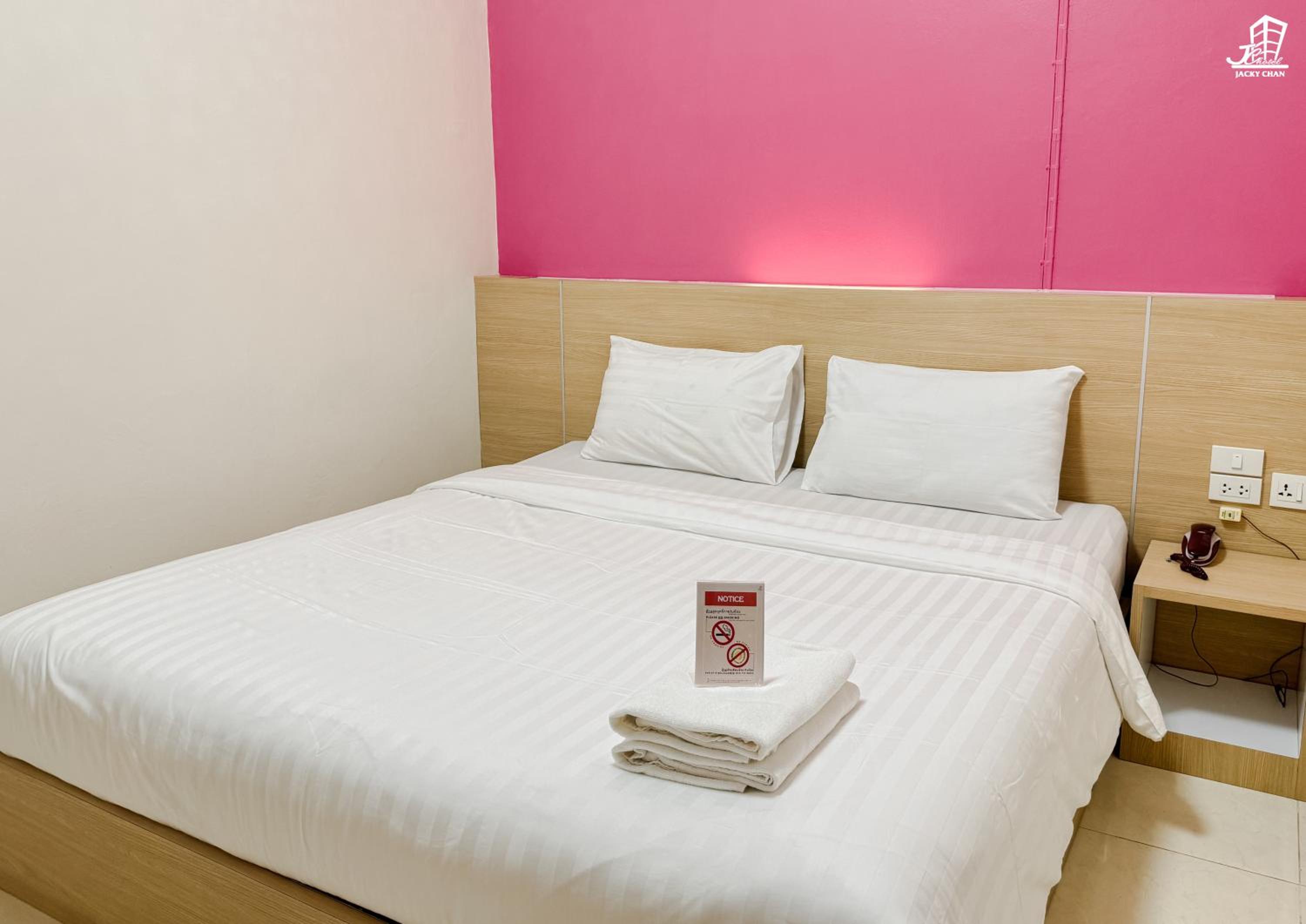 Deluxe King Room - Photo 11