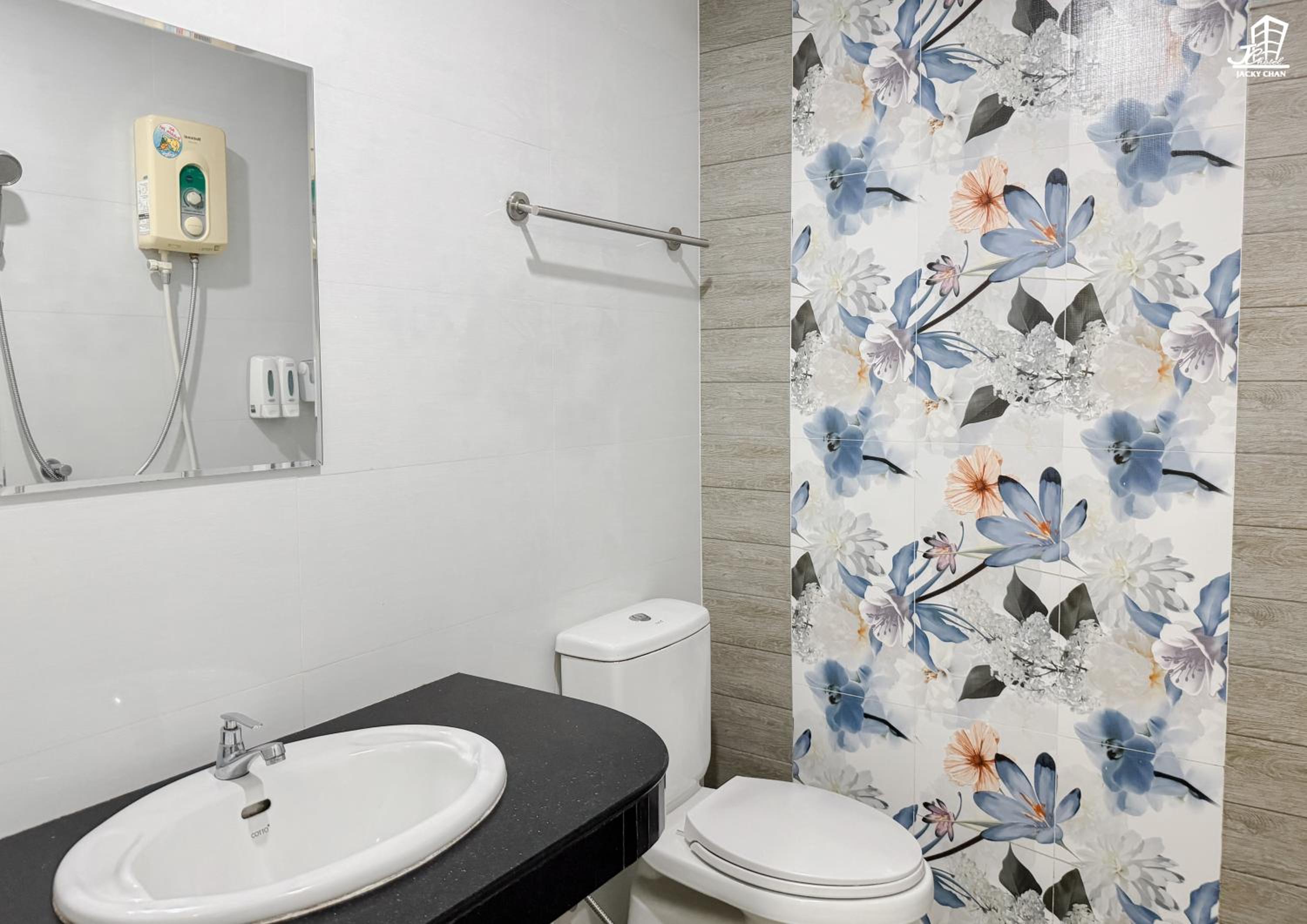 Deluxe King Room - Photo 9