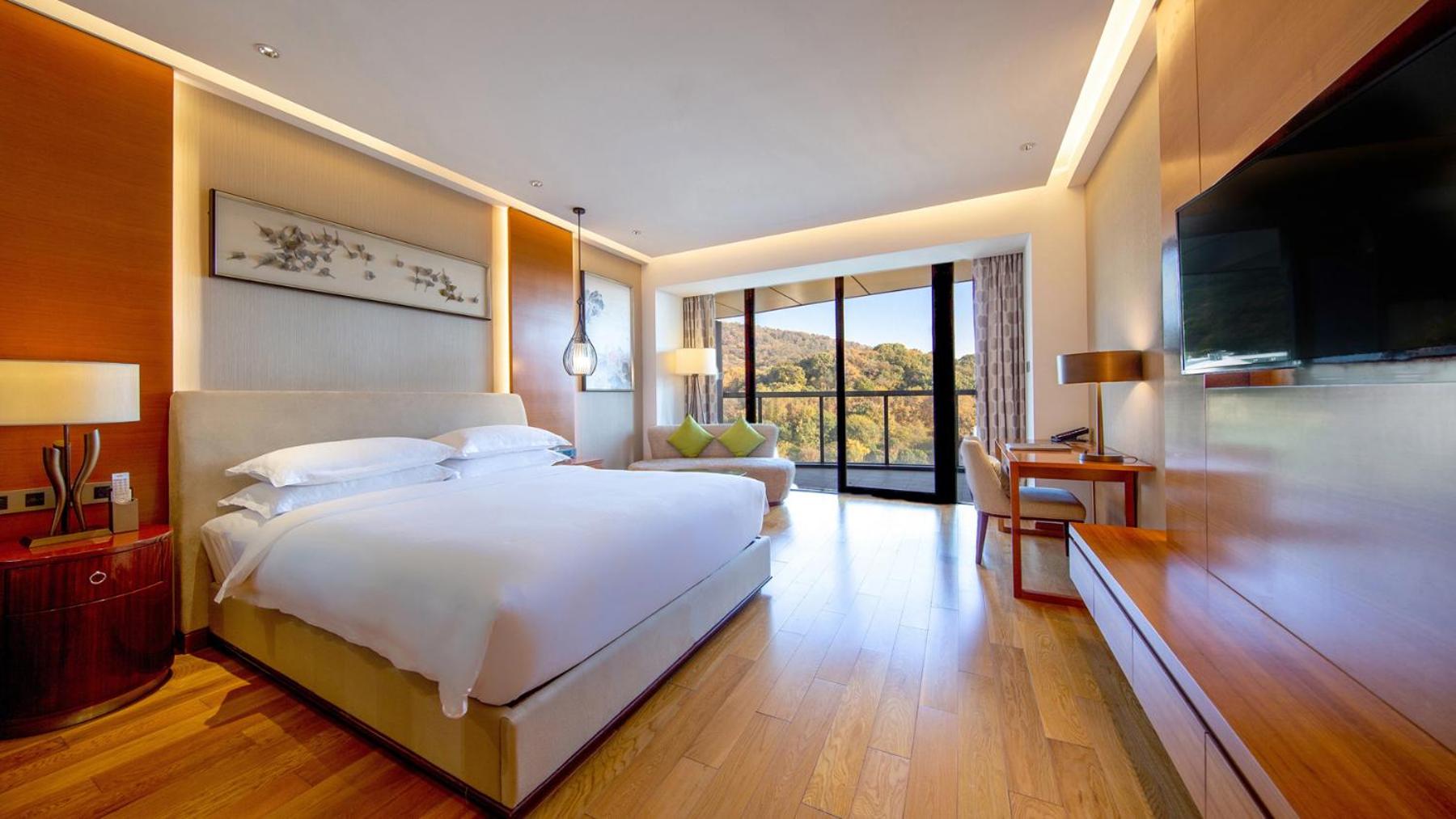 Standard Double Room with Two Double Beds and Atrium View photo 3