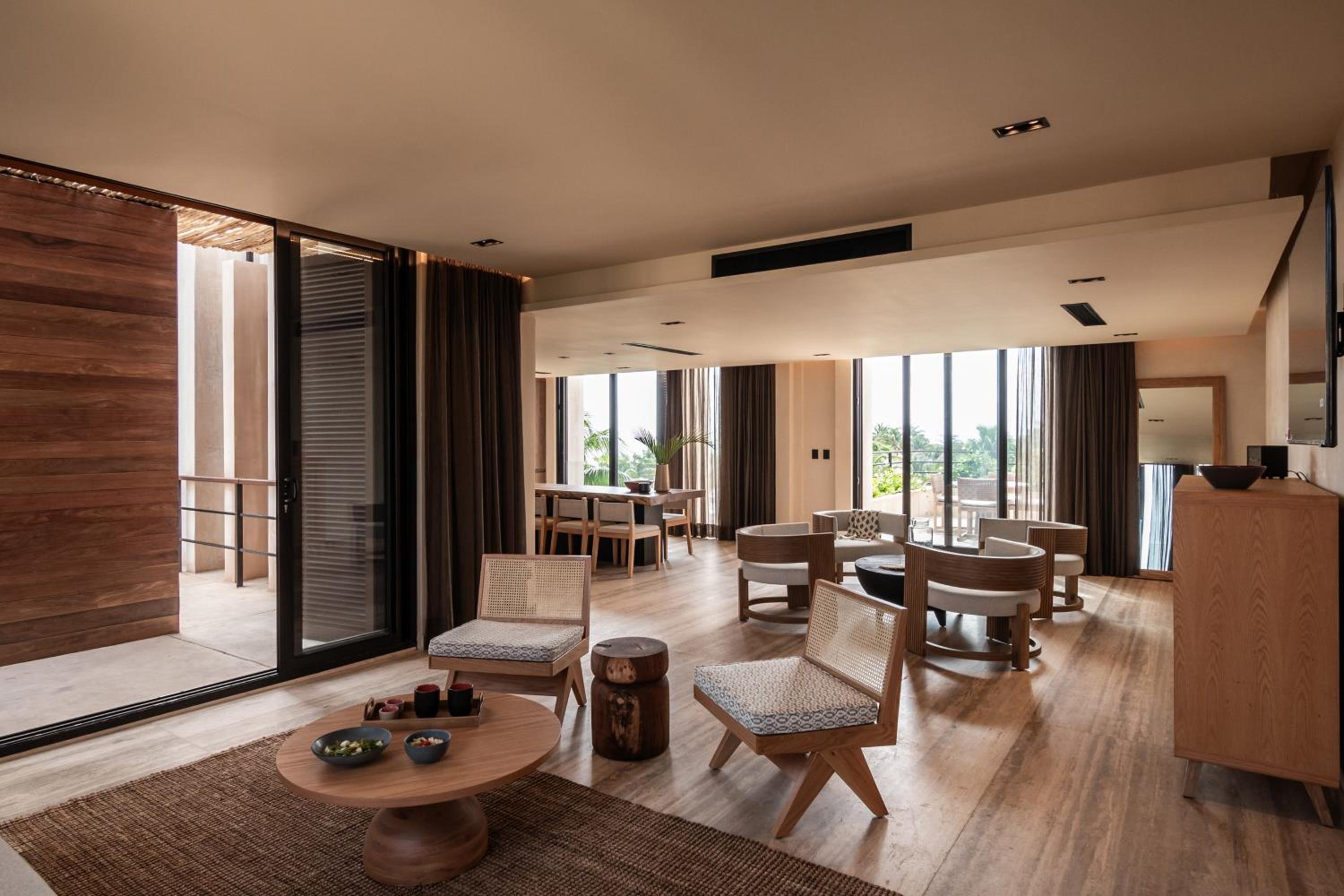 Three-Bedroom Apartment with Ocean View - Photo 1