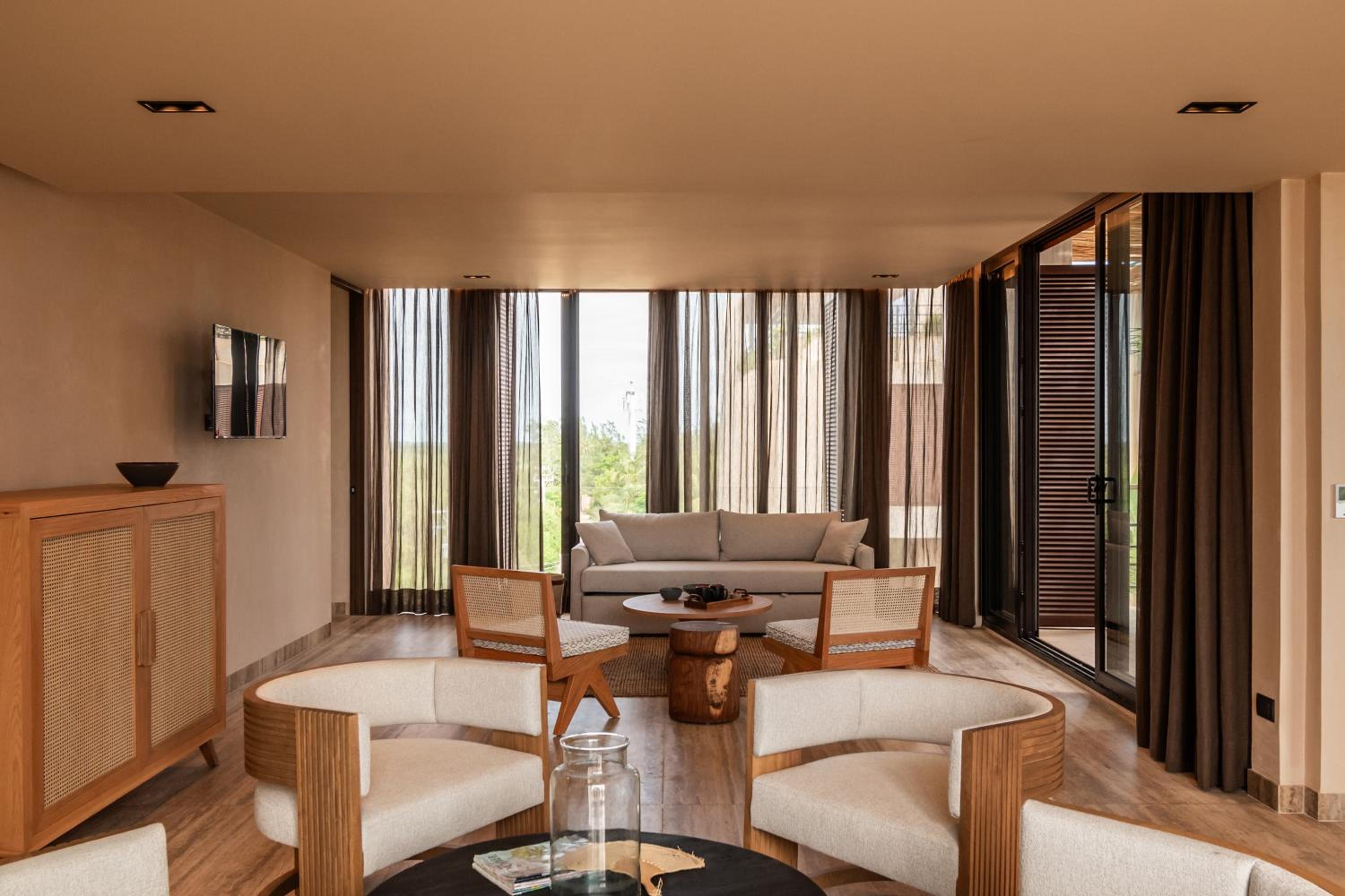 Three-Bedroom Apartment with Ocean View - Photo 7