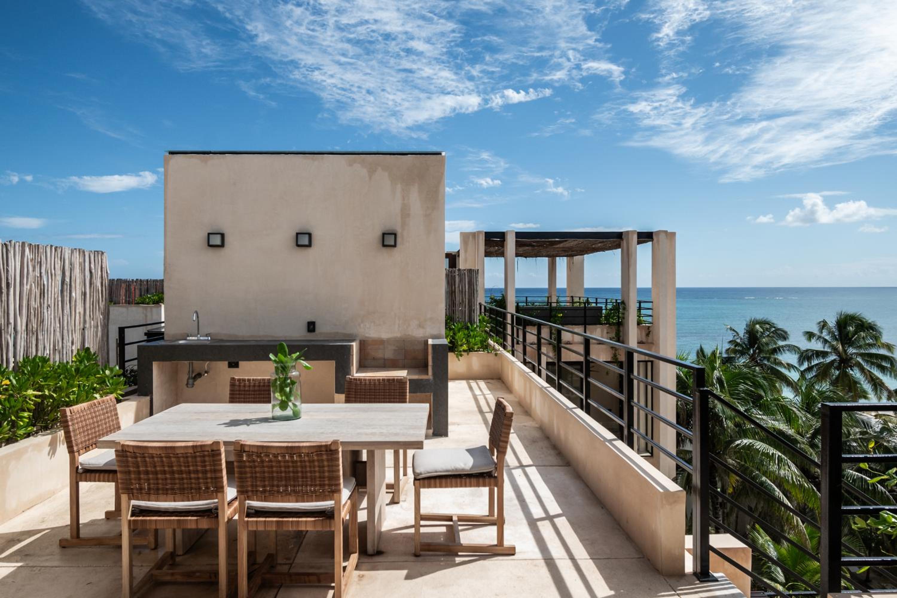Three-Bedroom Apartment with Ocean View - Photo 6