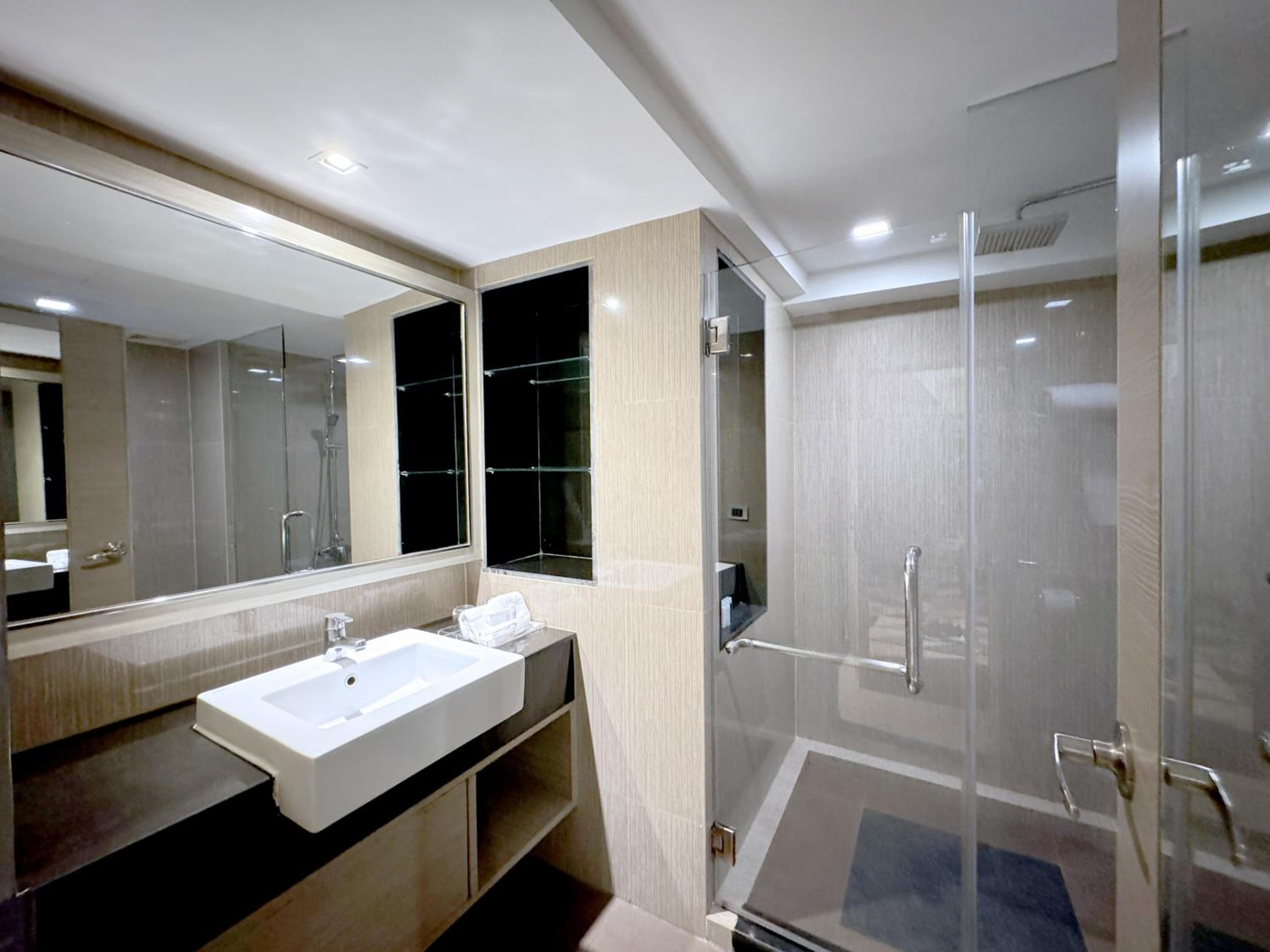 Grand Deluxe Room with Two Single Beds and No Window, Non-Smoking, photo 6