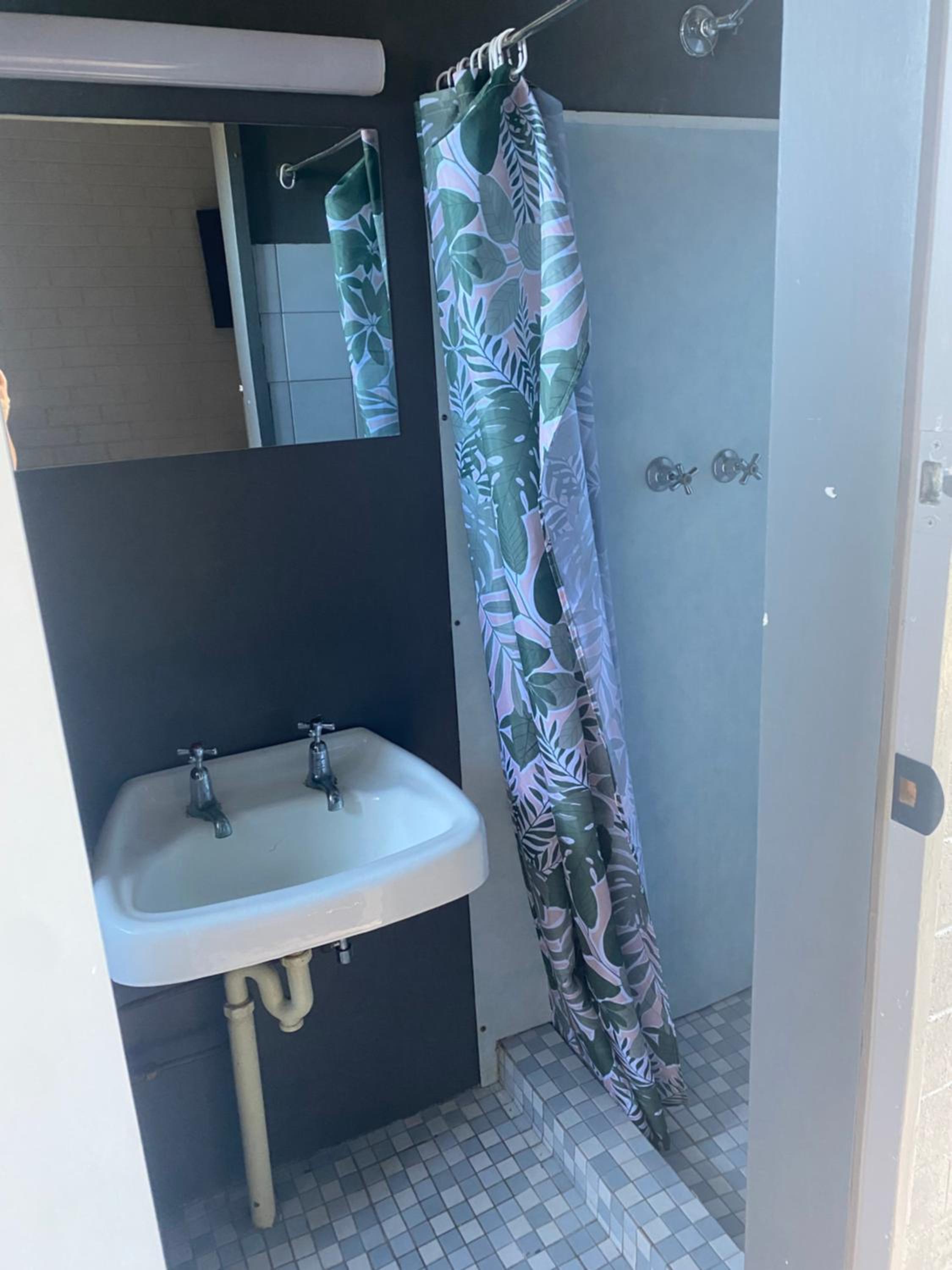 Single Room with Private Bathroom photo 2