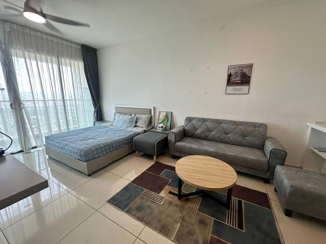 One-Bedroom Apartment photo 1