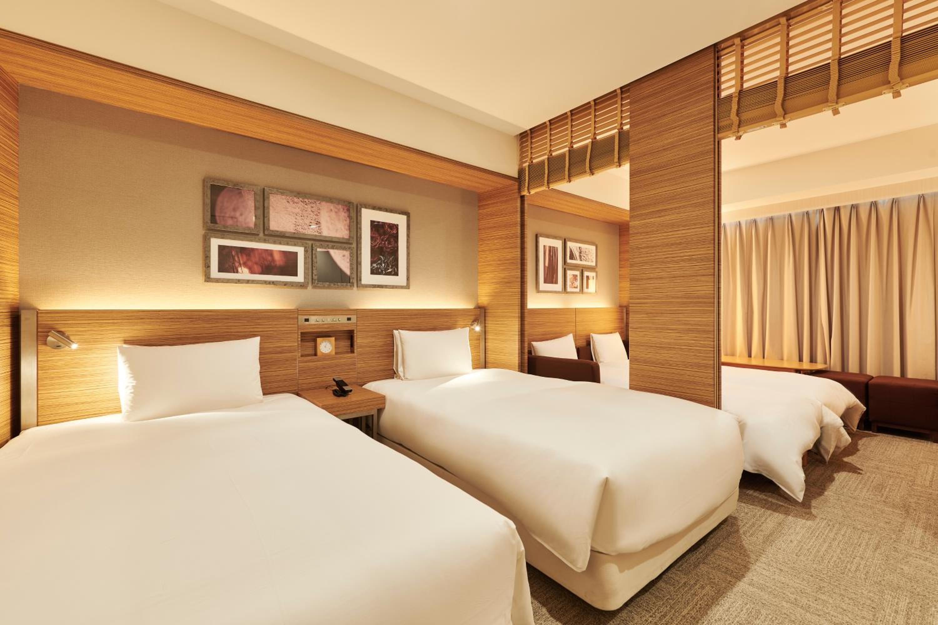 CROSS FLOOR - Deluxe Twin Room (2 Beds + Sofa Bed) with Lounge Access