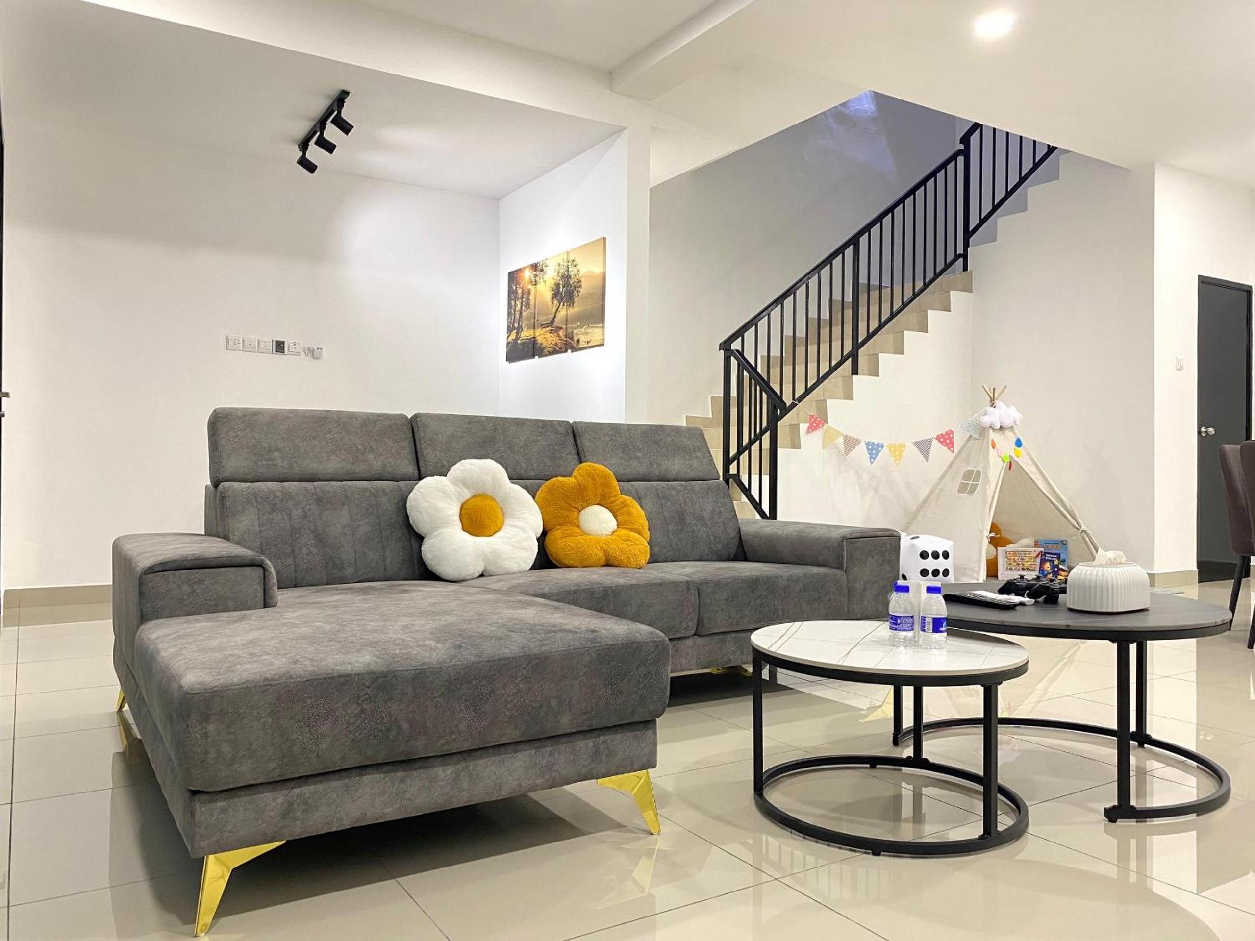 Five-Bedroom House photo 1