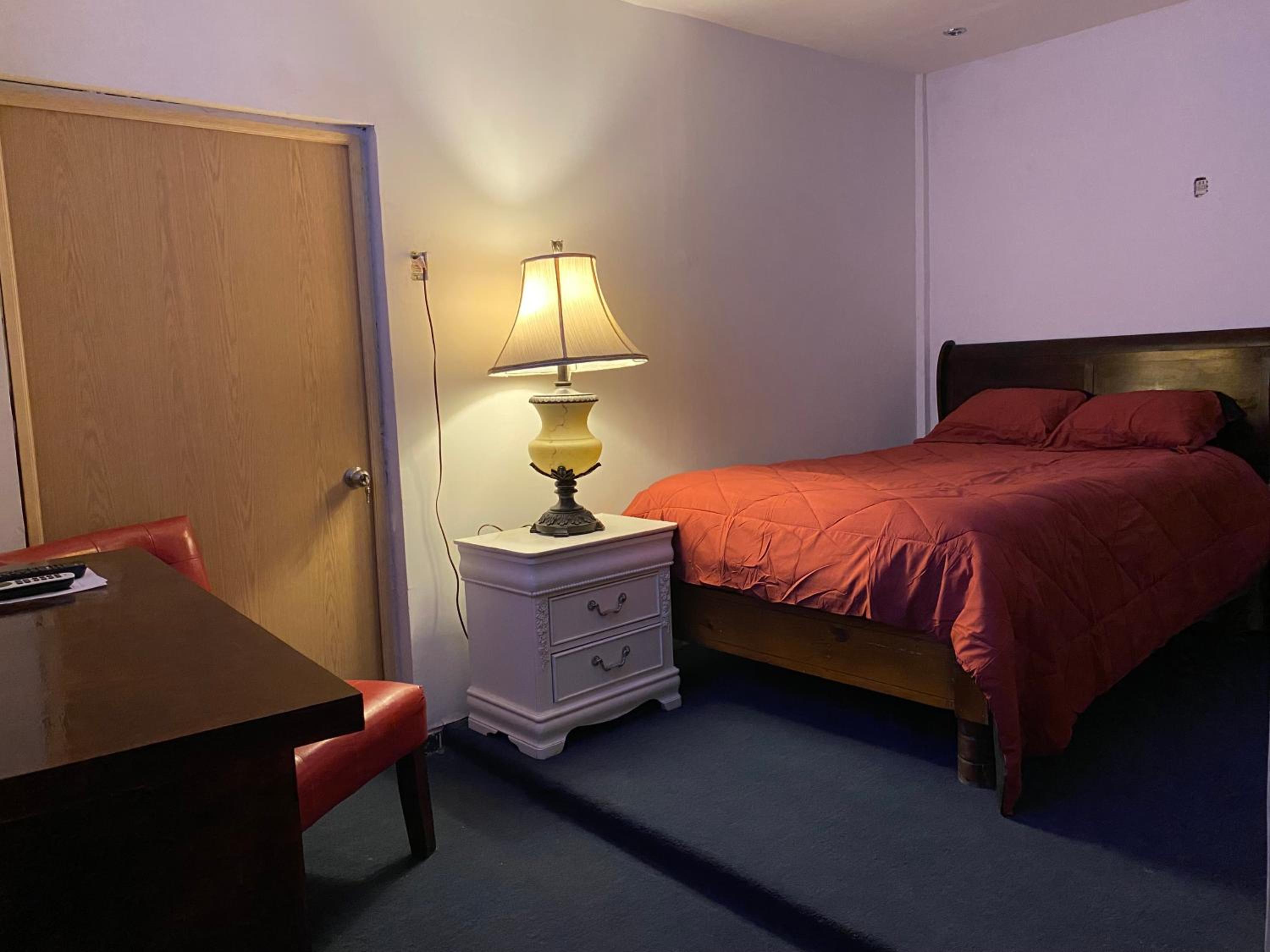 Queen Room photo 2