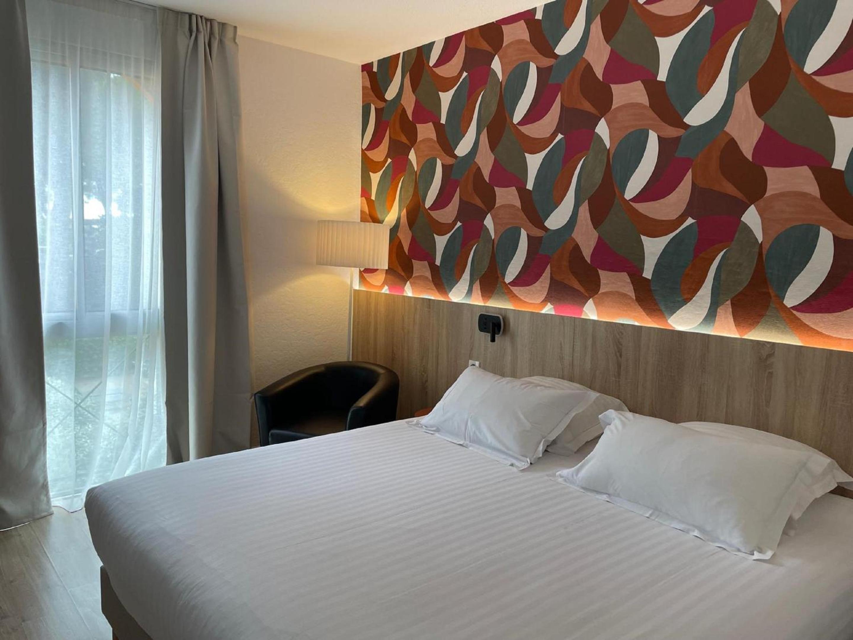 Privilege Queen Room with Pool View - Higher Floor/Non-Smoking photo 1