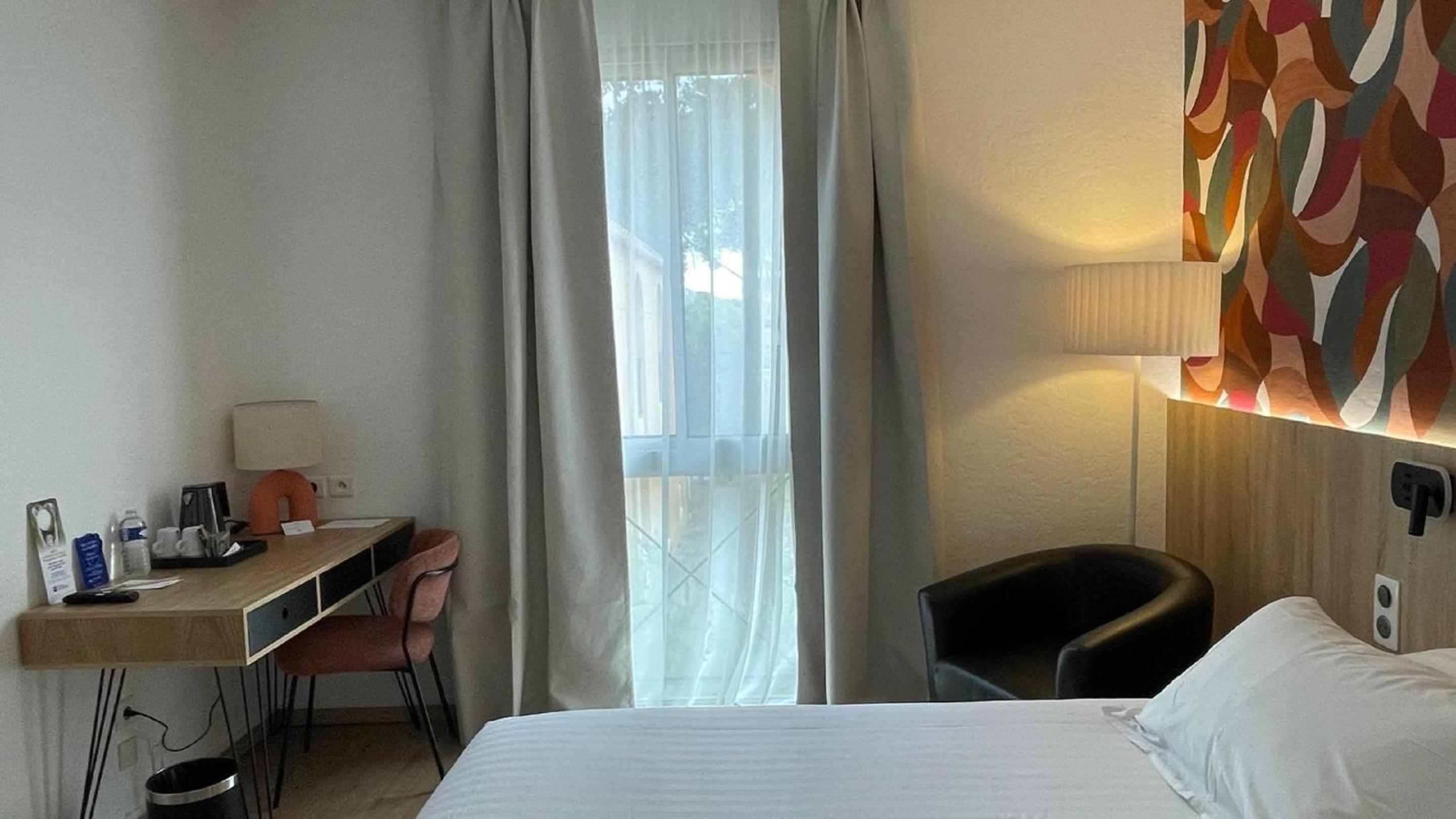 Privilege Queen Room with Pool View - Higher Floor/Non-Smoking photo 2