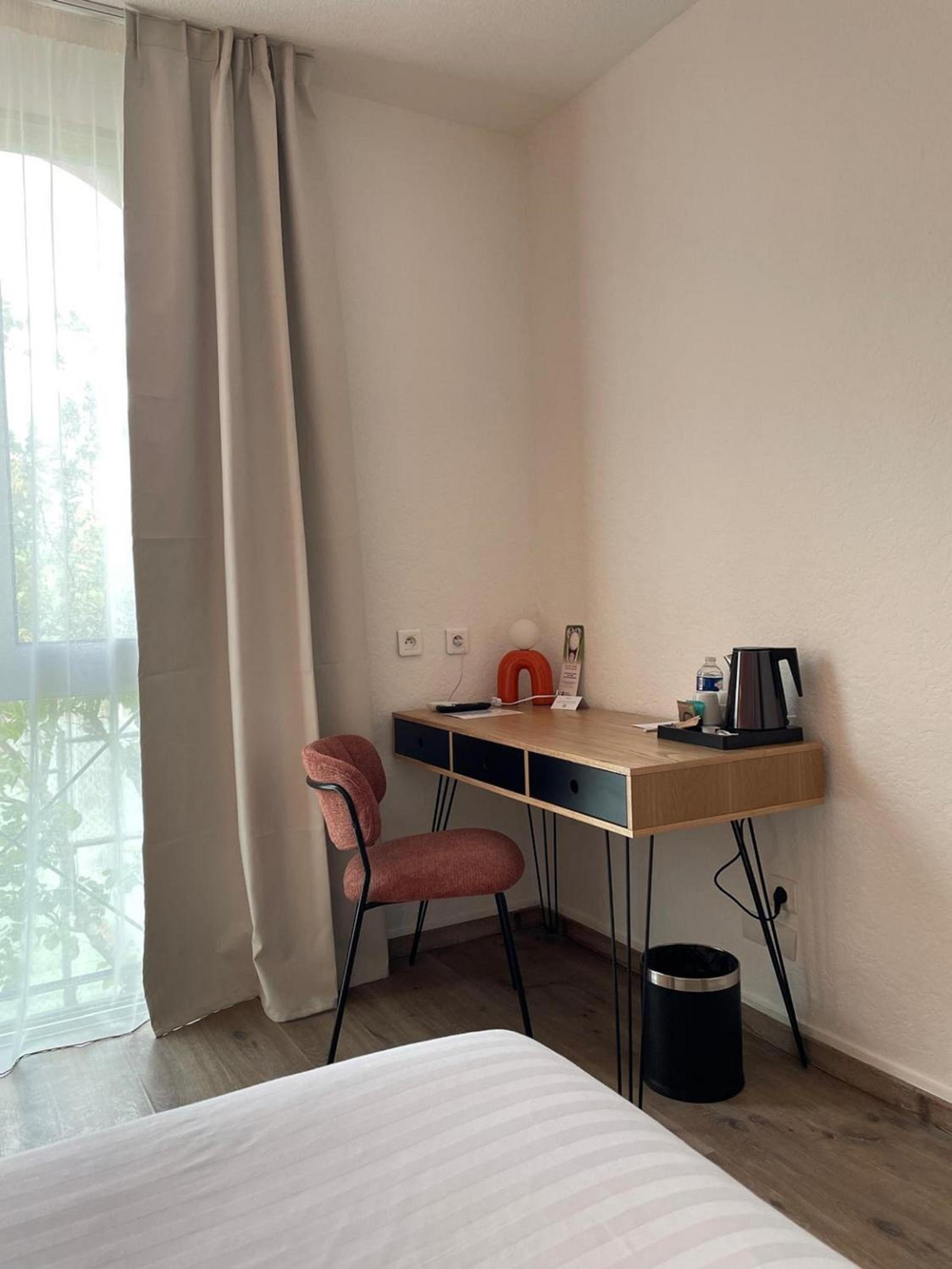 Standard Queen Room with Street View - Non-Smoking photo 2