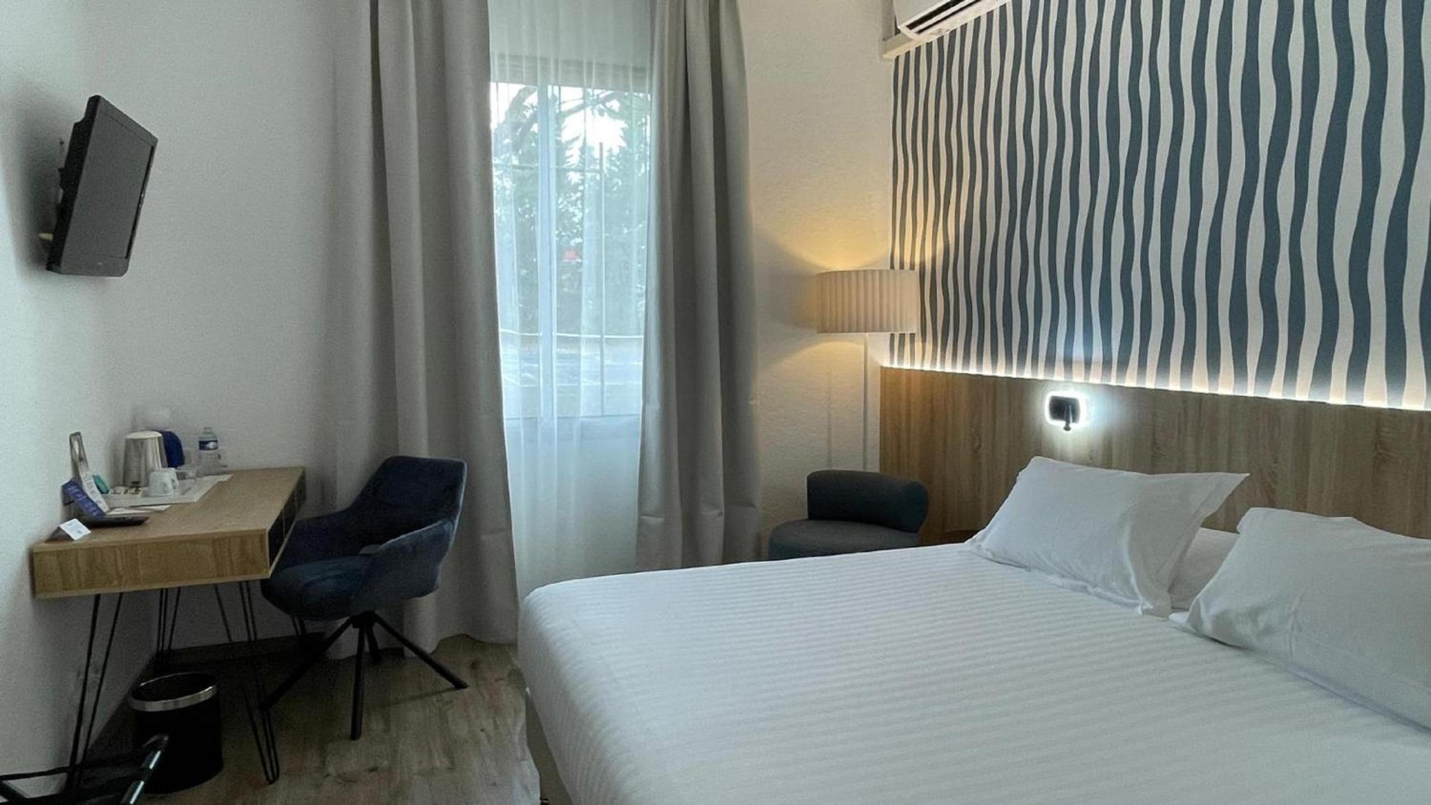 Comfort King Room with Park View - Ground Floor/Non-Smoking photo 3