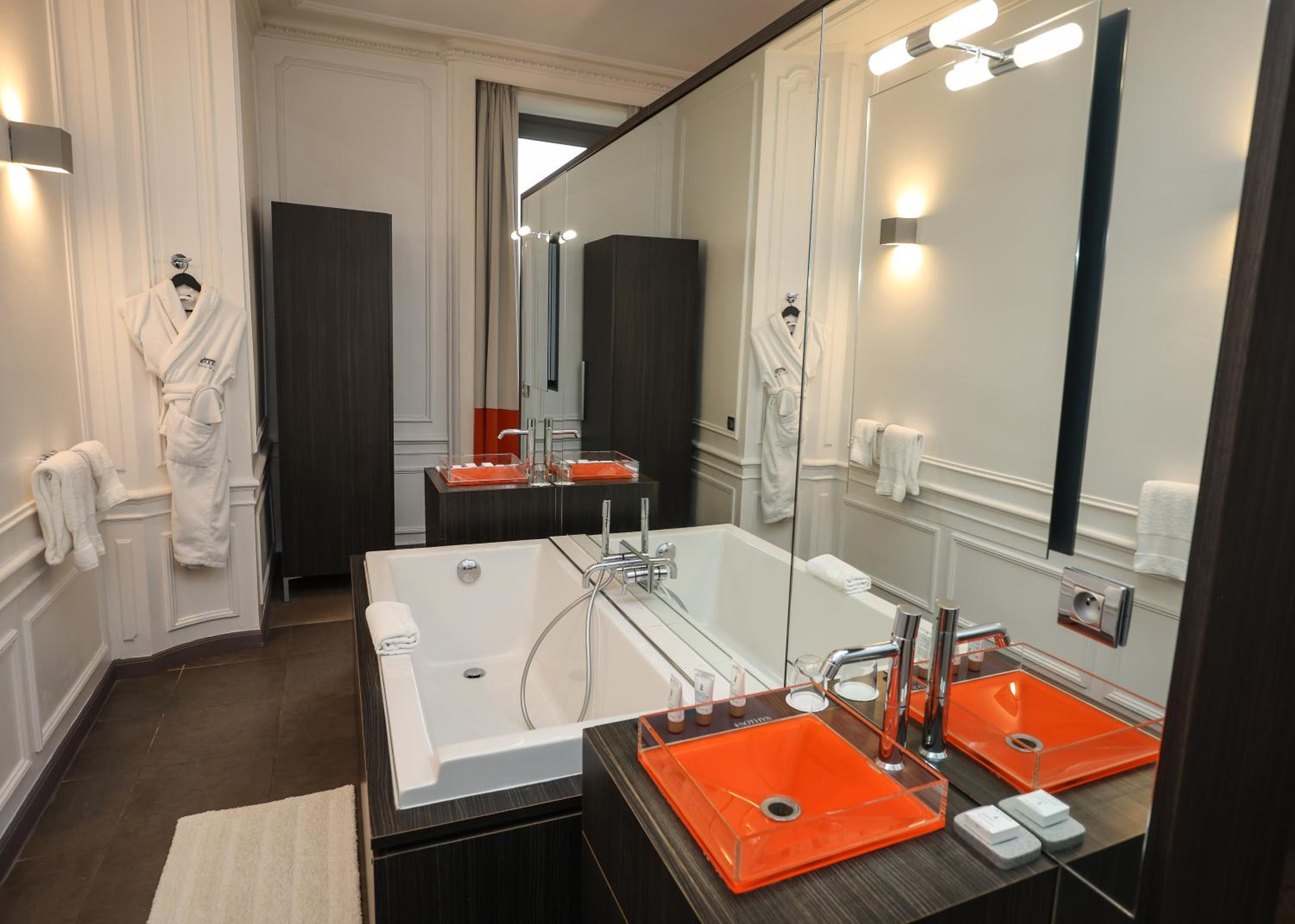 Deluxe Double Room - Photo 12