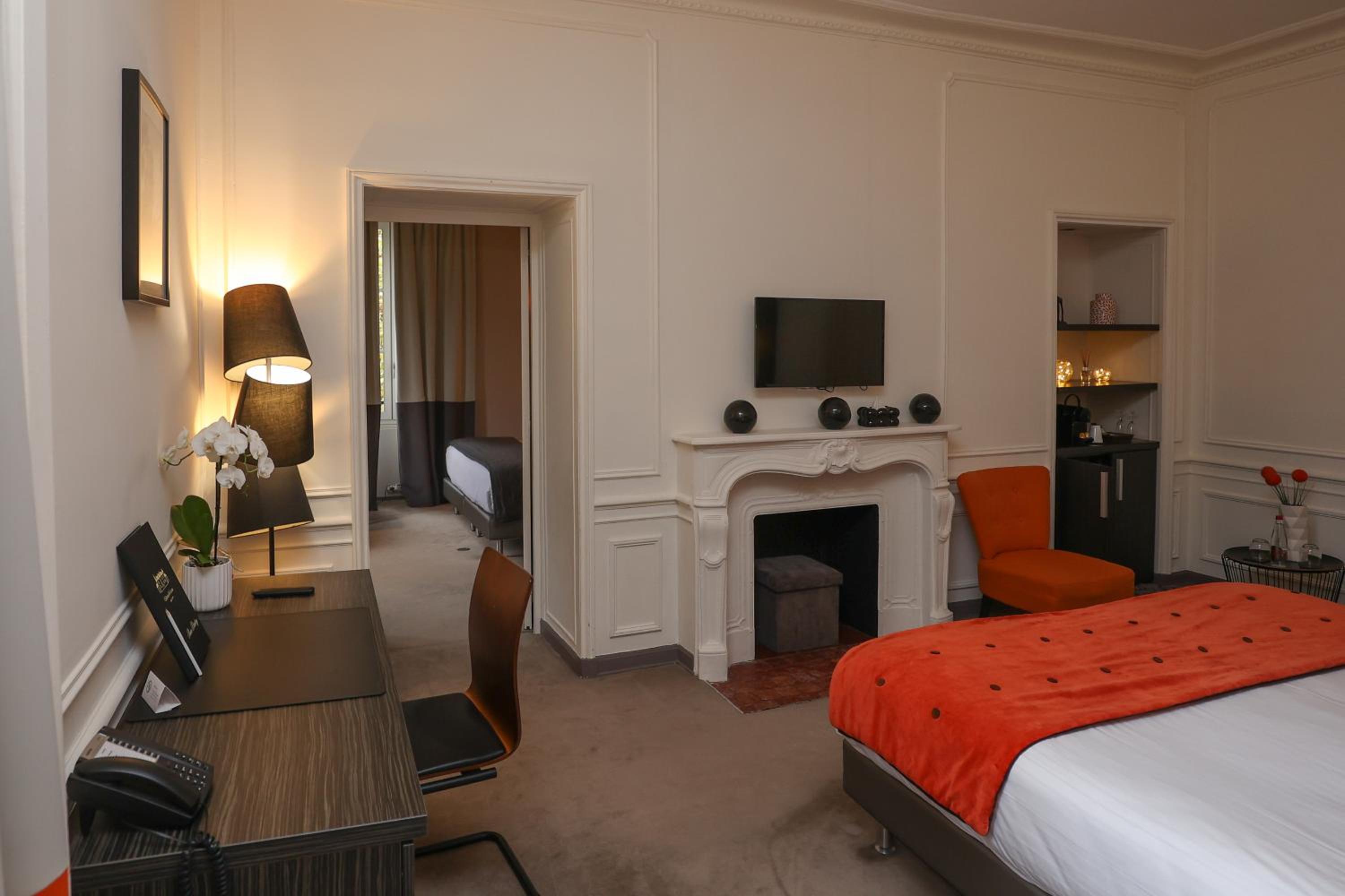 Deluxe Double Room - Photo 11