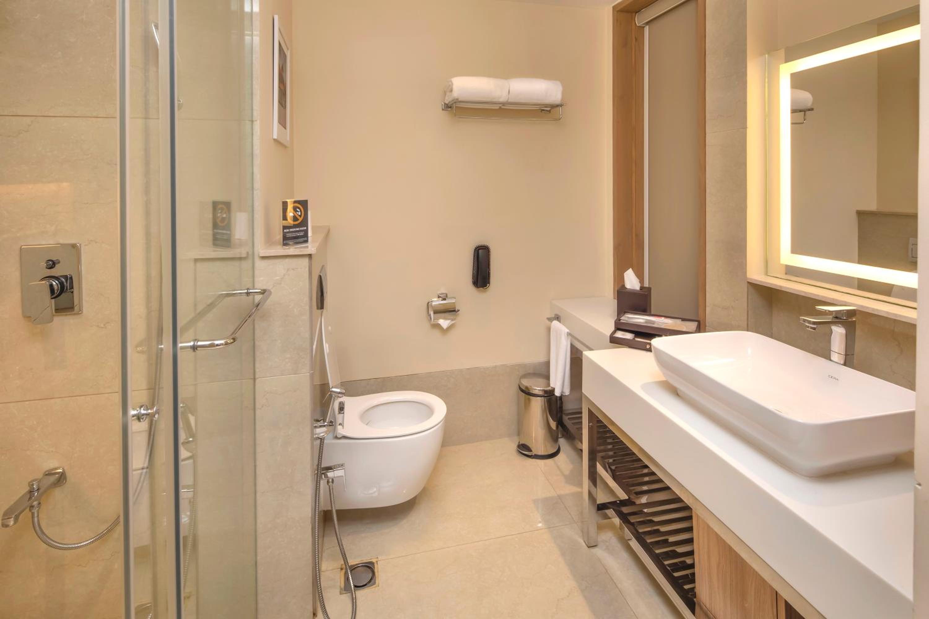 Suite - 20% Discount on Food, Soft Beverages, Laundry, Spa & Saloon Services - Photo 4