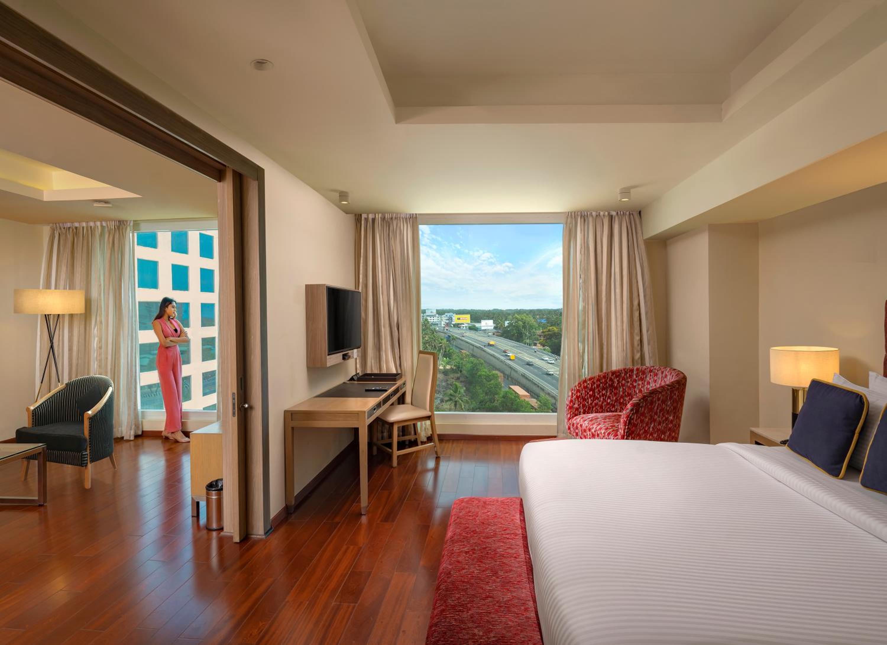 Suite - 20% Discount on Food, Soft Beverages, Laundry, Spa & Saloon Services - Photo 1