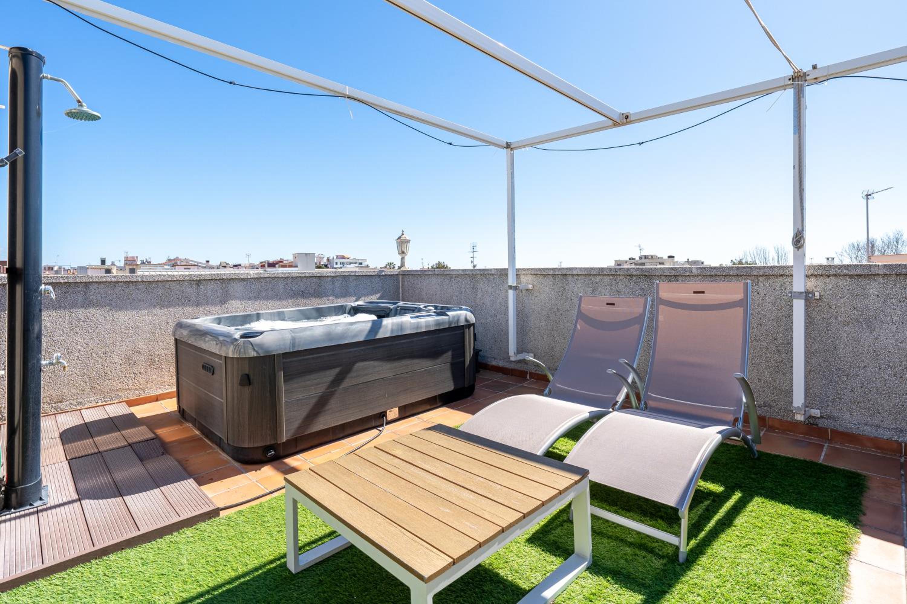 Two-Bedroom Deluxe Apartment with Balcony photo 3
