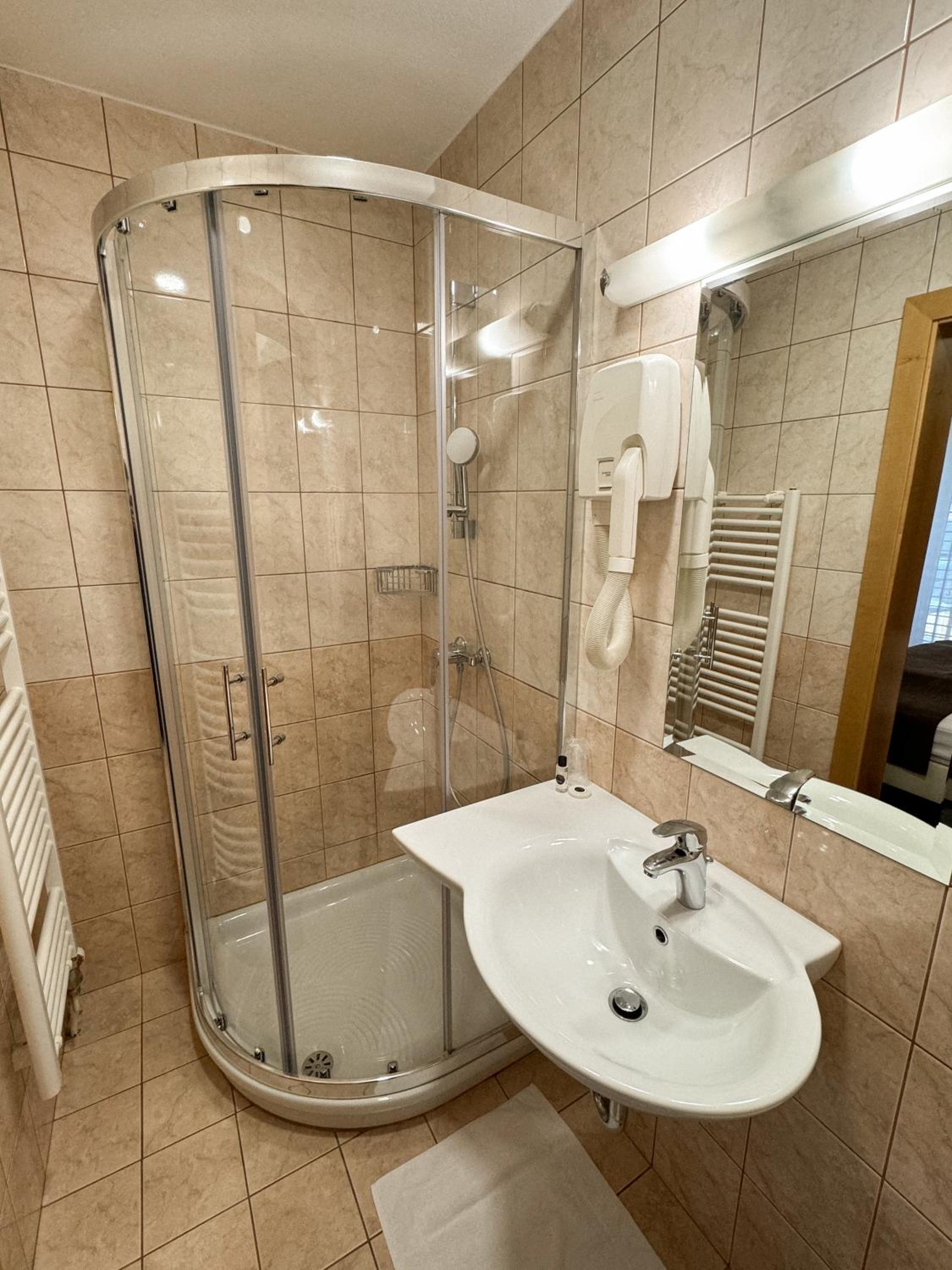 Double or Twin Room - Photo 8