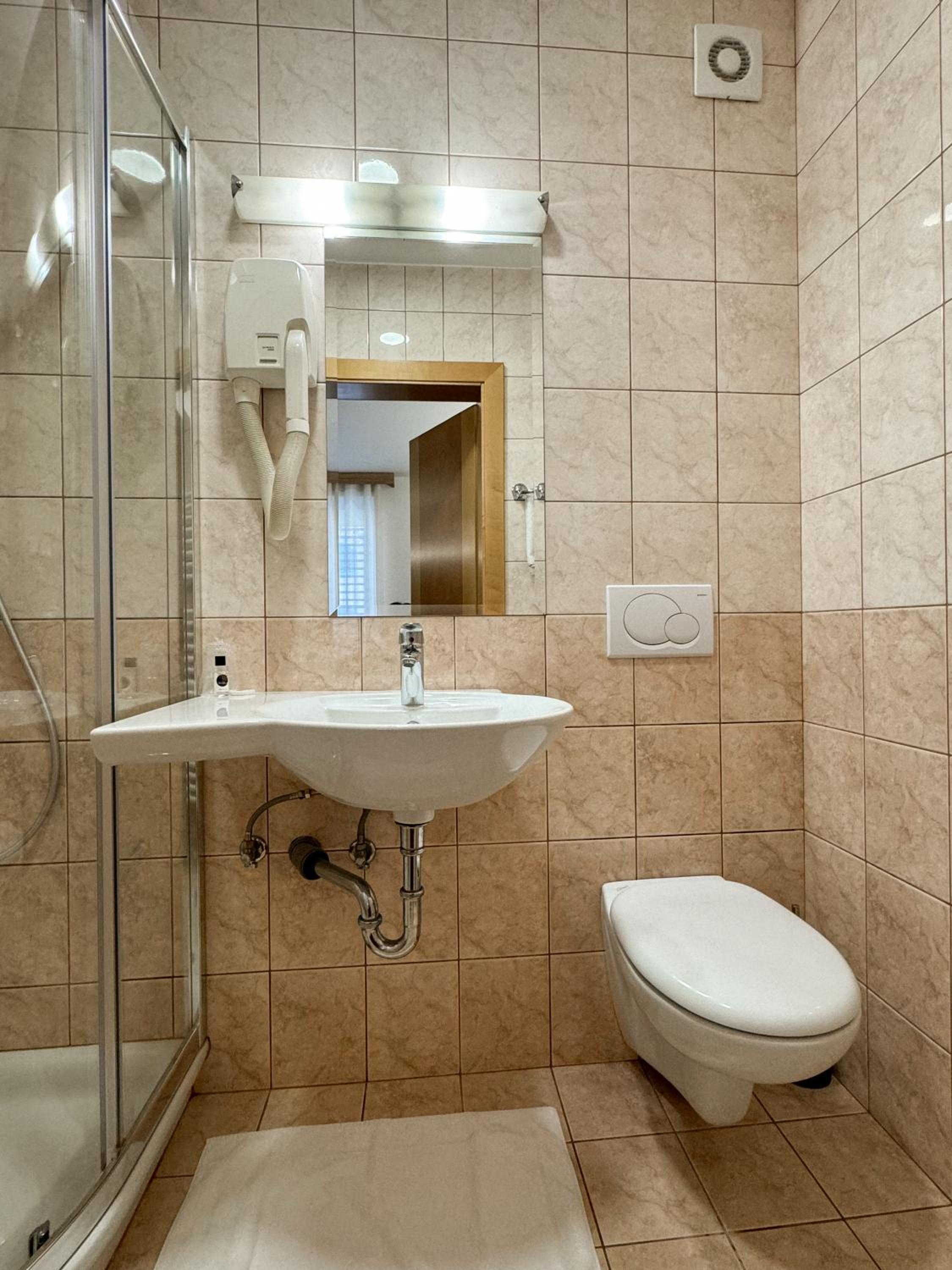 Double or Twin Room - Photo 7