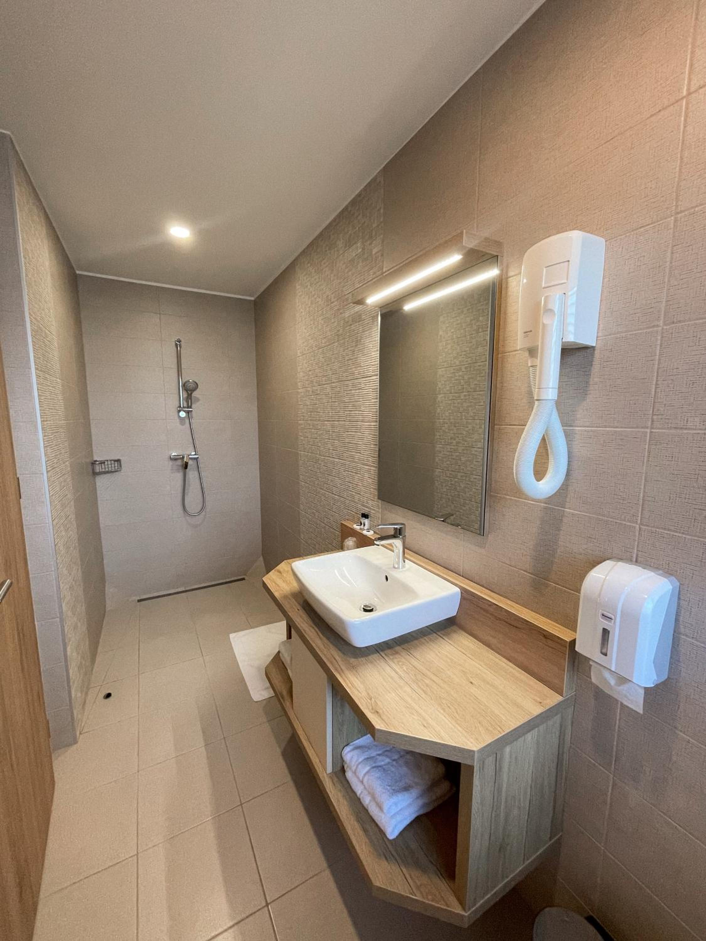 Double or Twin Room - Photo 6