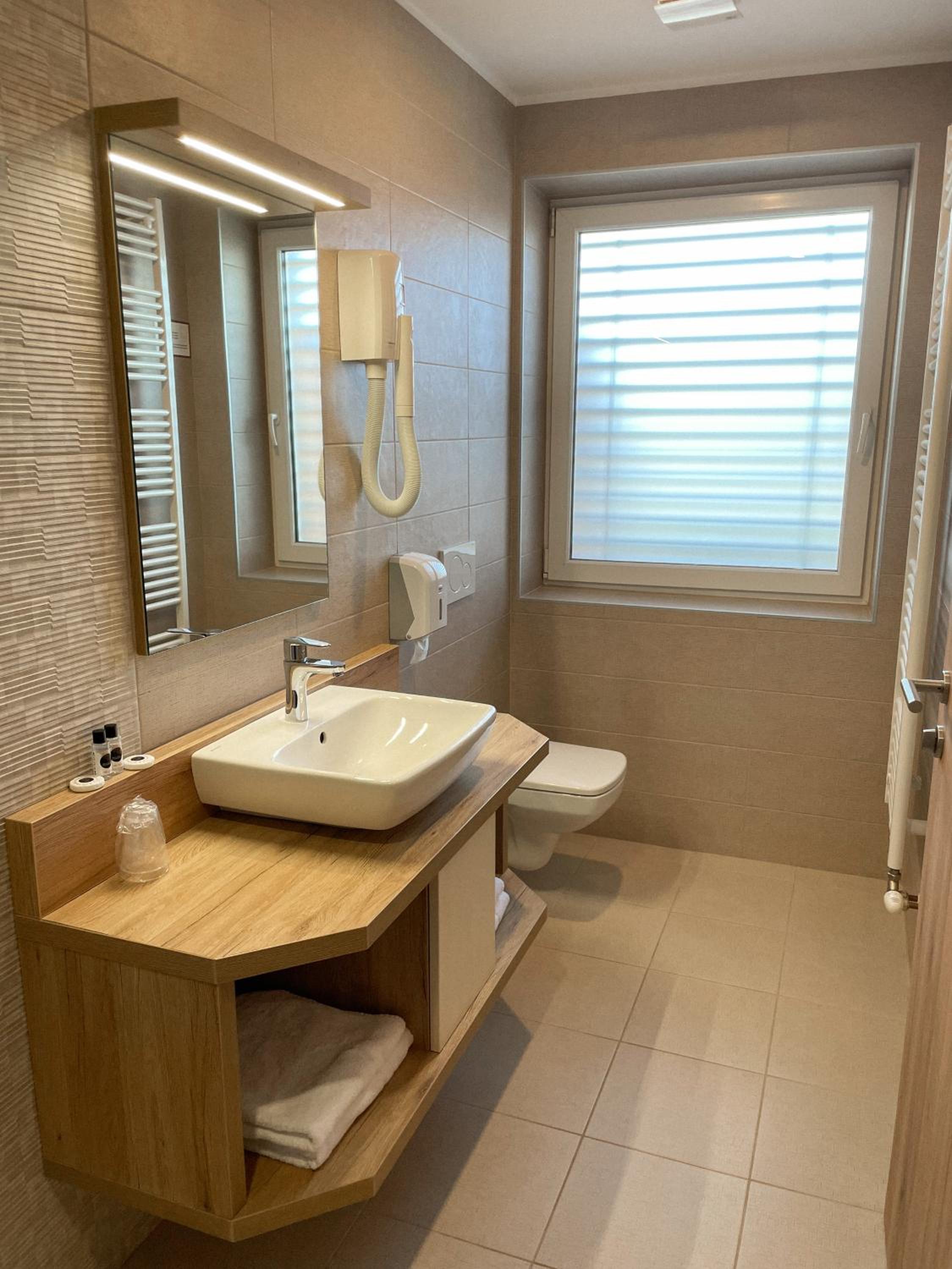 Double or Twin Room - Photo 5