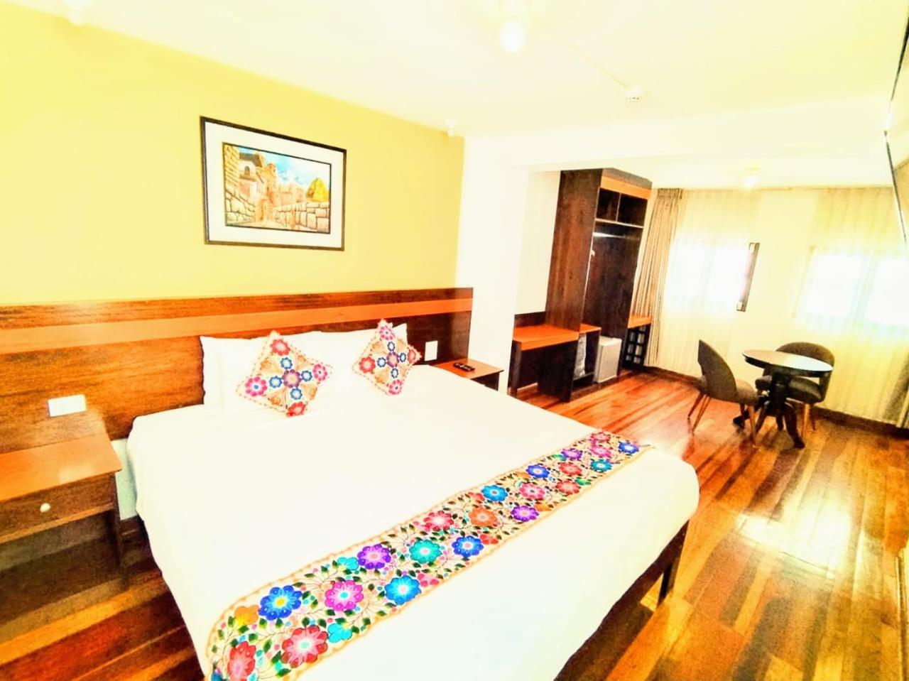 Deluxe King Suite photo 3