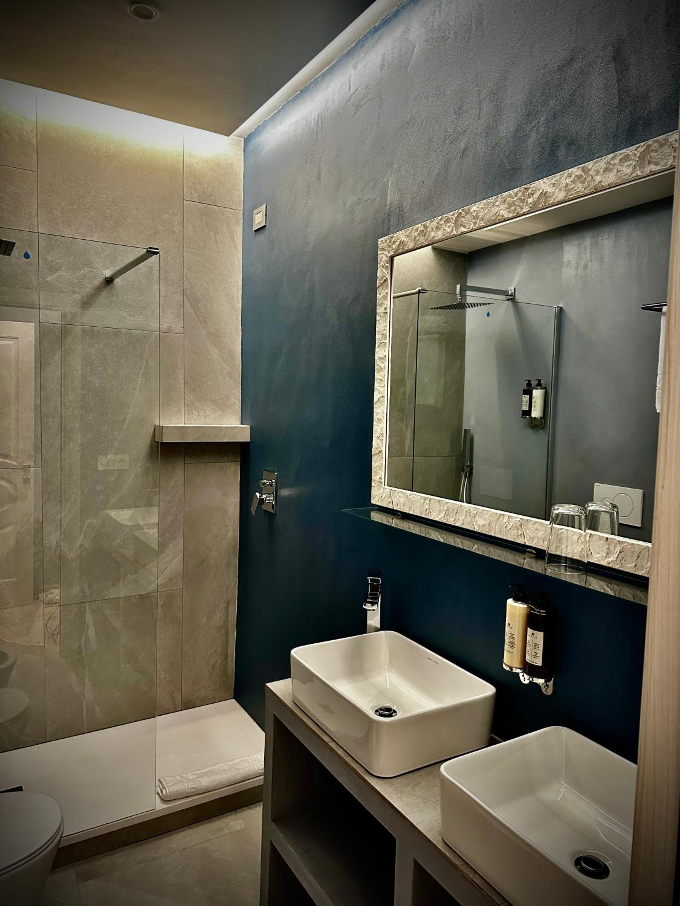Deluxe Double Room with Balcony photo 3