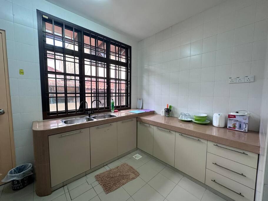 Eight-Bedroom House photo 3