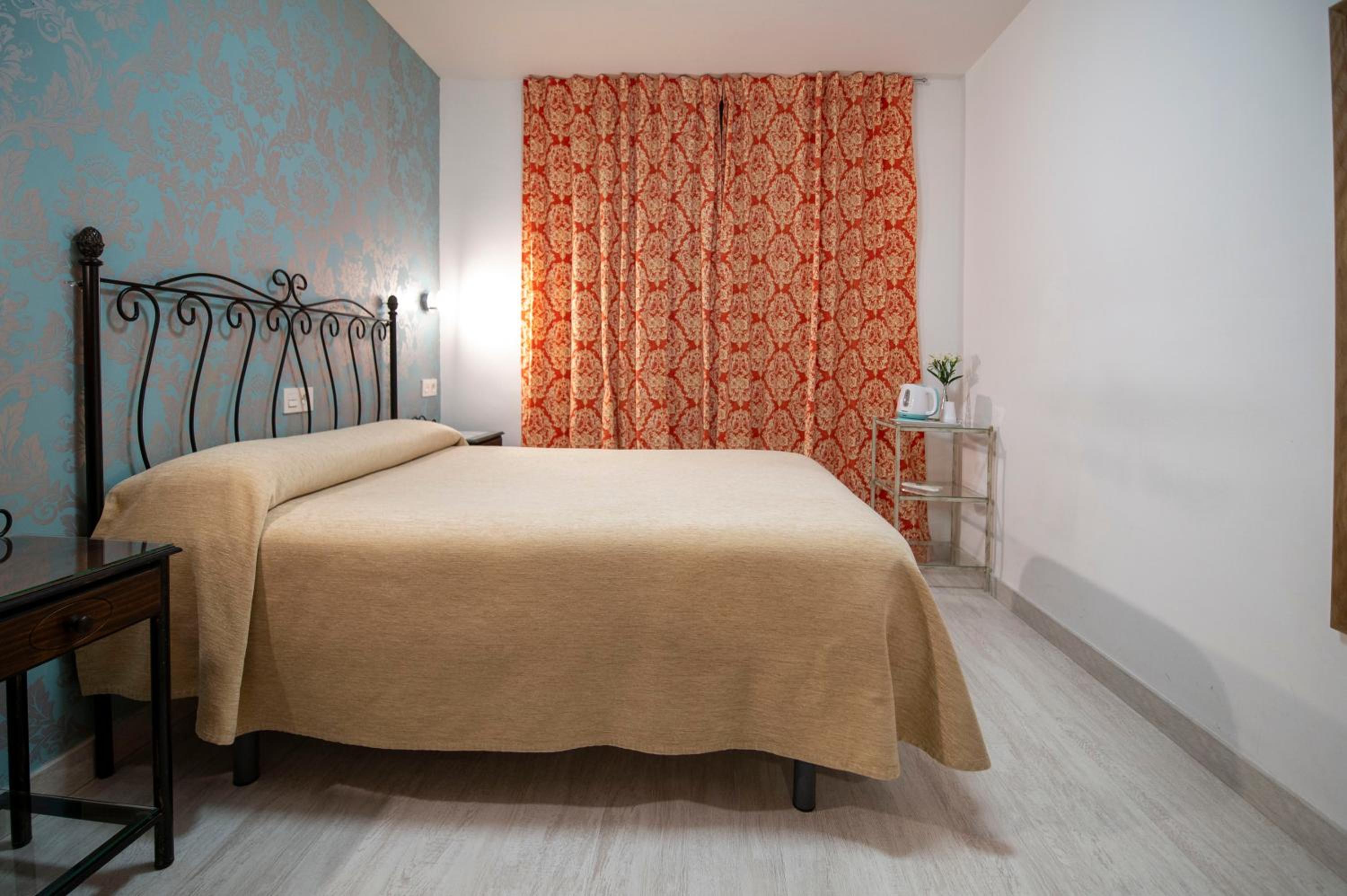 Double or Twin Room with Balcony - Photo 11