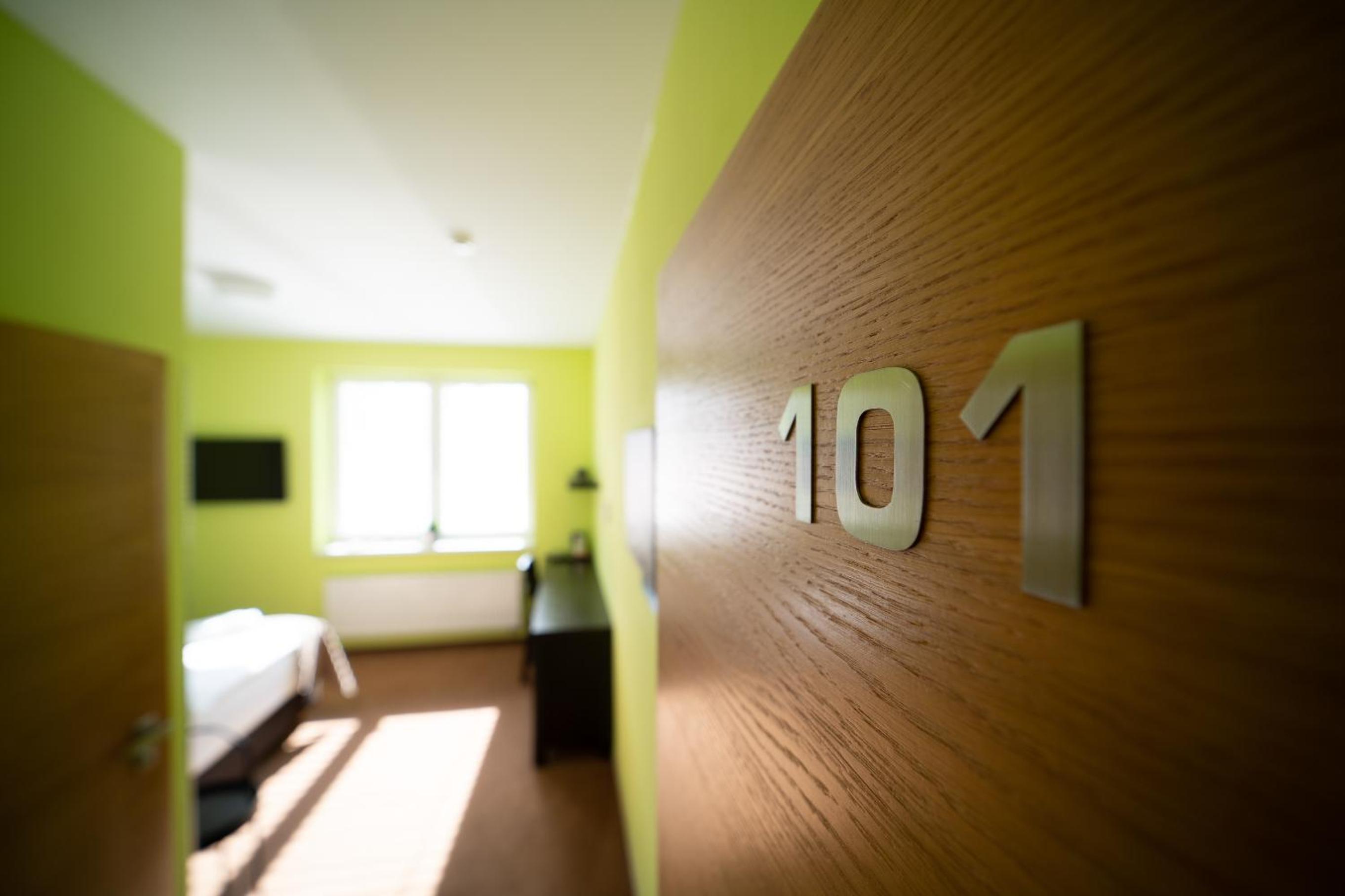 King Room with Roll-In Shower - Disability Access - Photo 7
