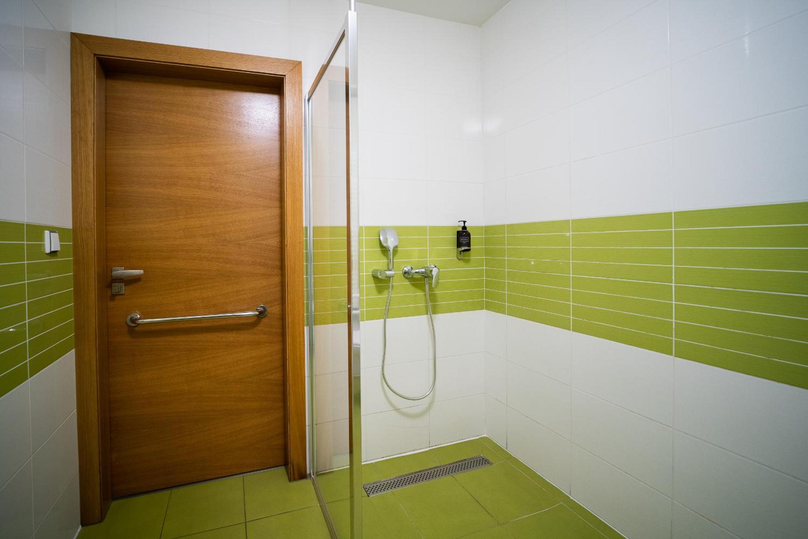 King Room with Roll-In Shower - Disability Access - Photo 6